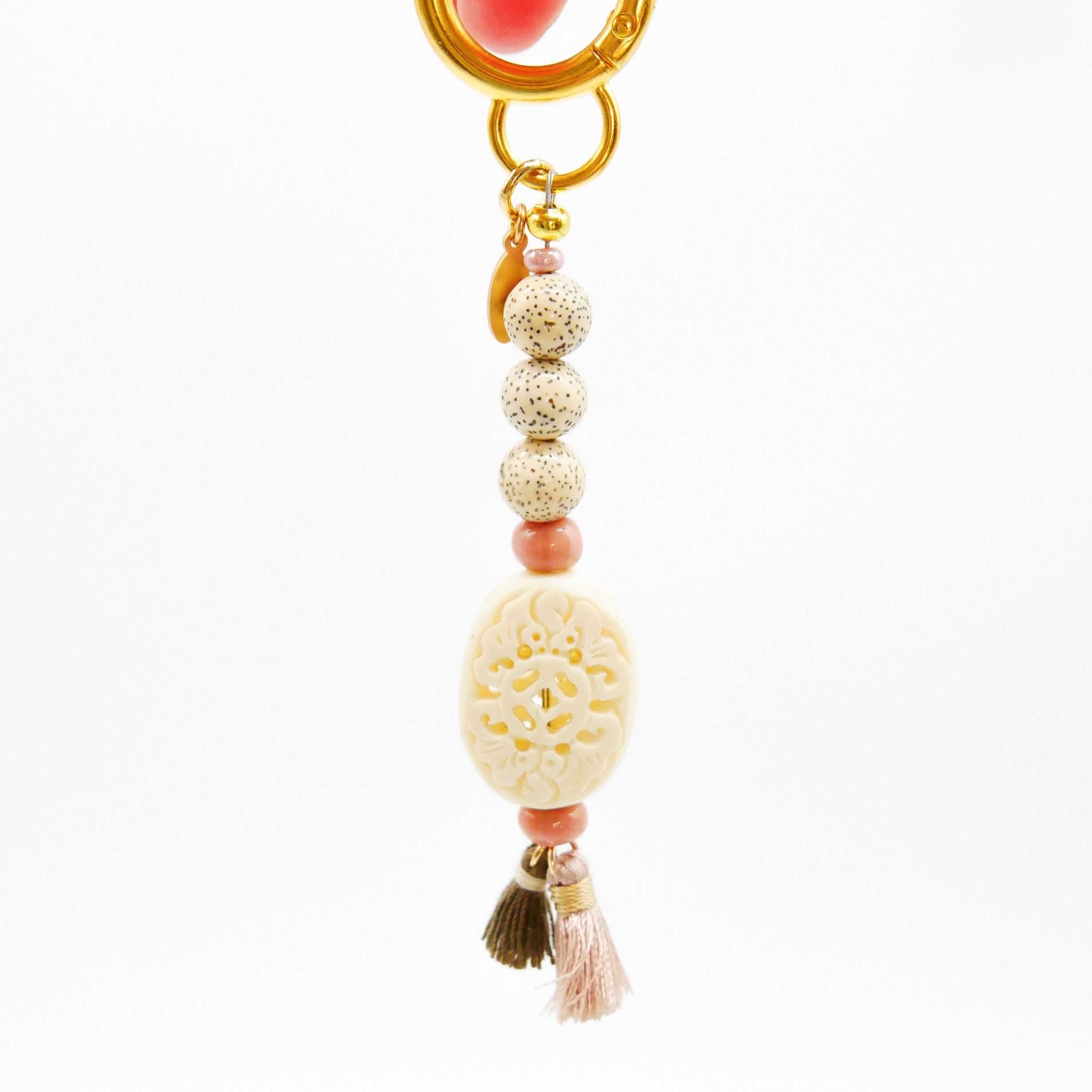 "Lucky Pendant" Anhänger, 1 Strang Glasperlen und Knochenperle, zwei Puschel "Lucky Pendant" Anhänger, 1 Strang Glasperlen und Knochenperle, zwei Puschel