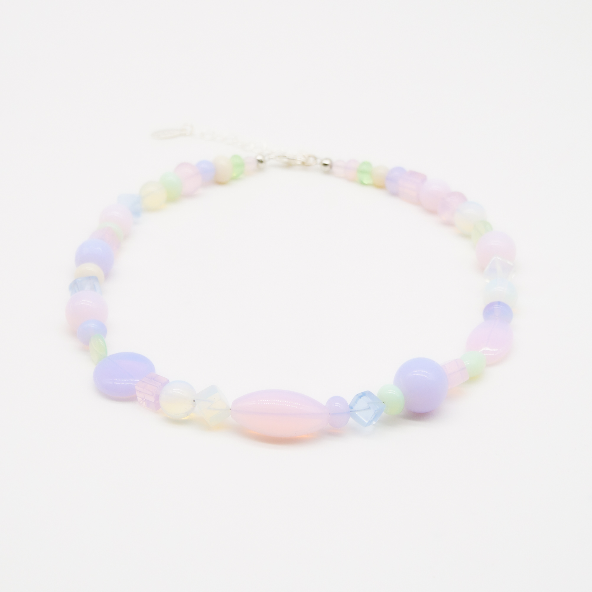 "Summer Feeling",  Kette aus verschiedenen Formen, Glas- und Resin Perlen, opal-pas