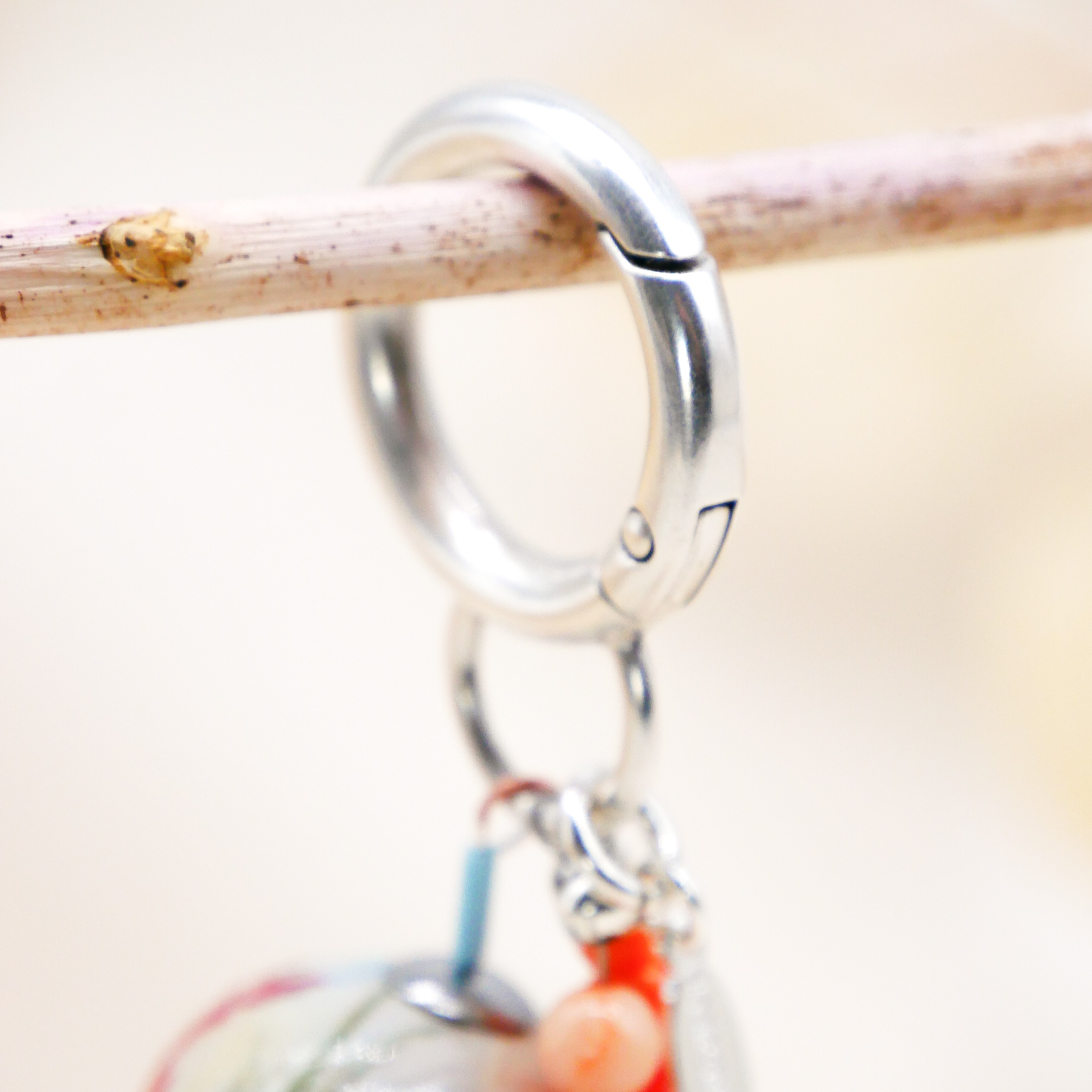 "Lucky Pendant" Anhänger, 2 Stränge Glas und Papercoated Kugel Ø ca. 27 mm "Lucky Pendant" Anhänger, 2 Stränge Glas und Papercoated Kugel Ø ca. 27 mm