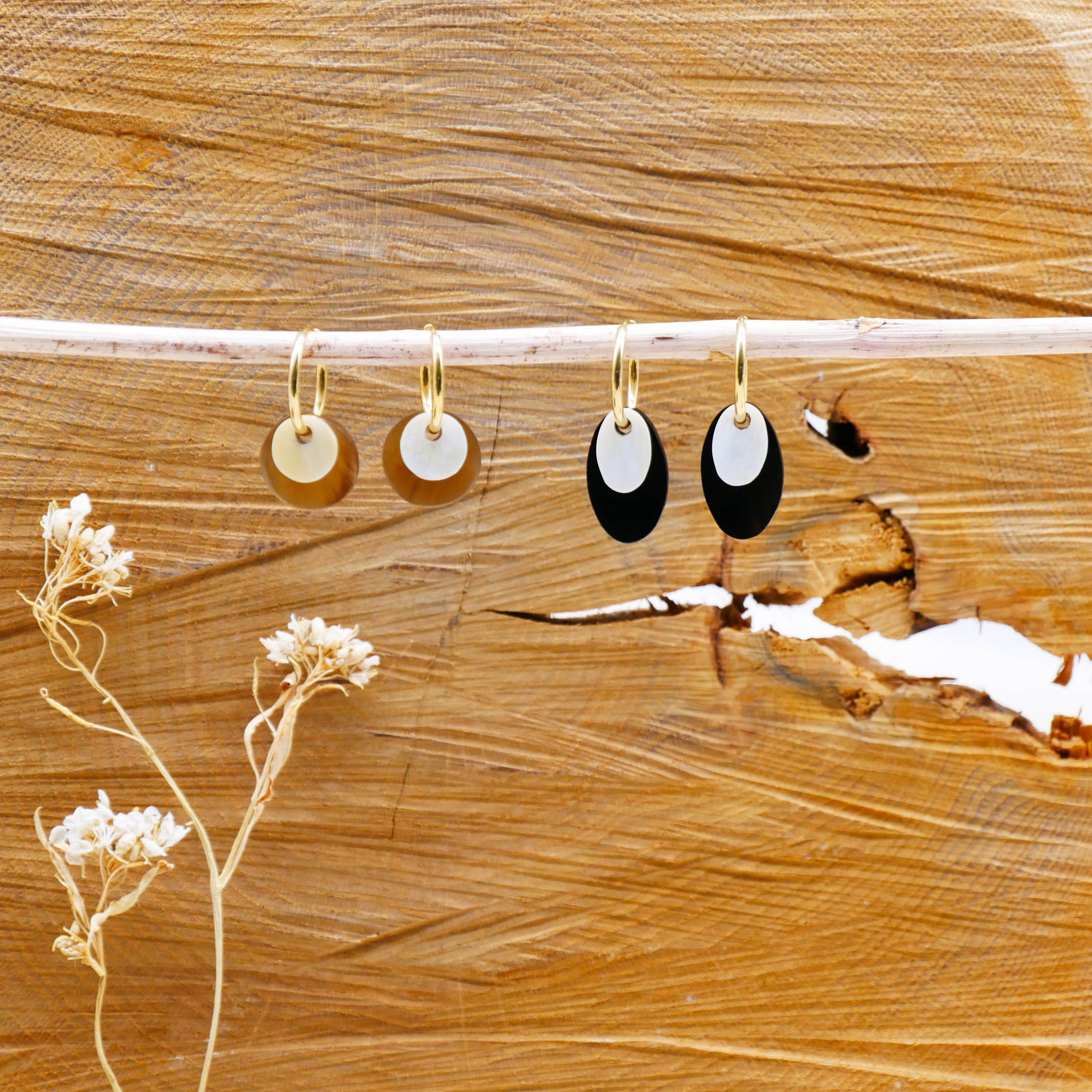 "Craft-Art" Ohrring "kleine Plättchen" schwarz und weiß, vergoldete Edelstahlcreole