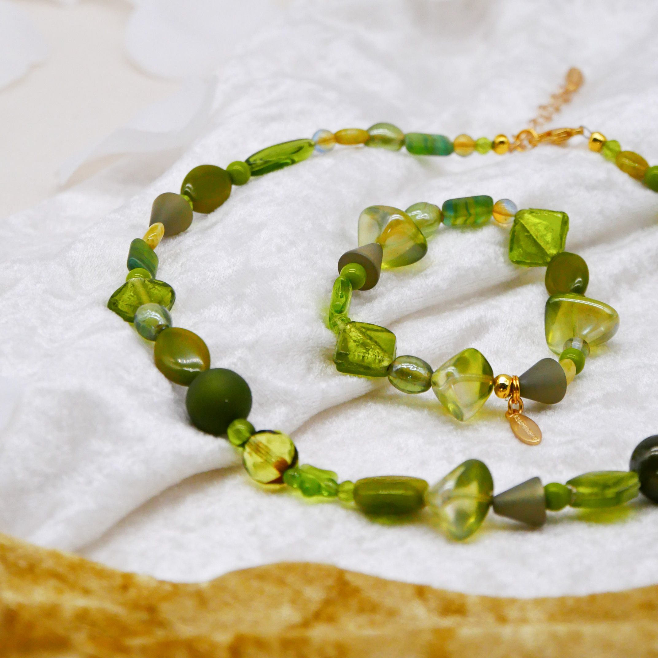 "Summer Feeling", Armband aus verschiedenen Formen, Glas- und Resin Perlen, grün