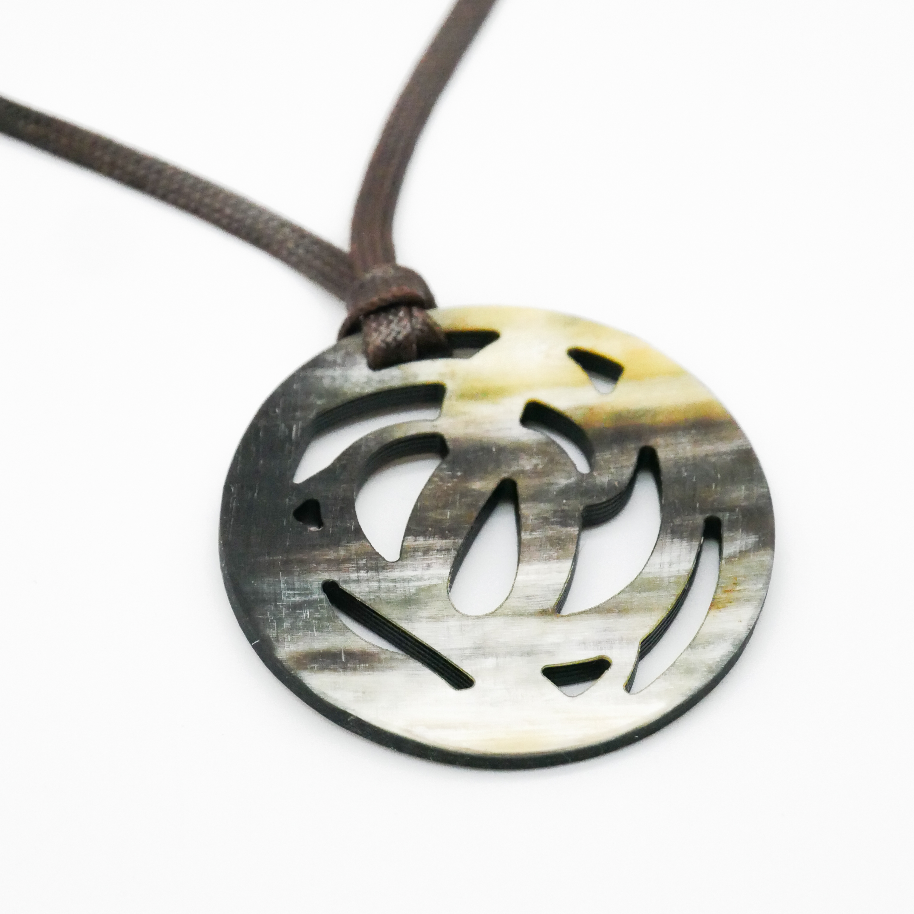  "Craft-Art", runder Hornanhänger Ø ca. 53 verspieltes Design, Syntetikband, marble Horn 