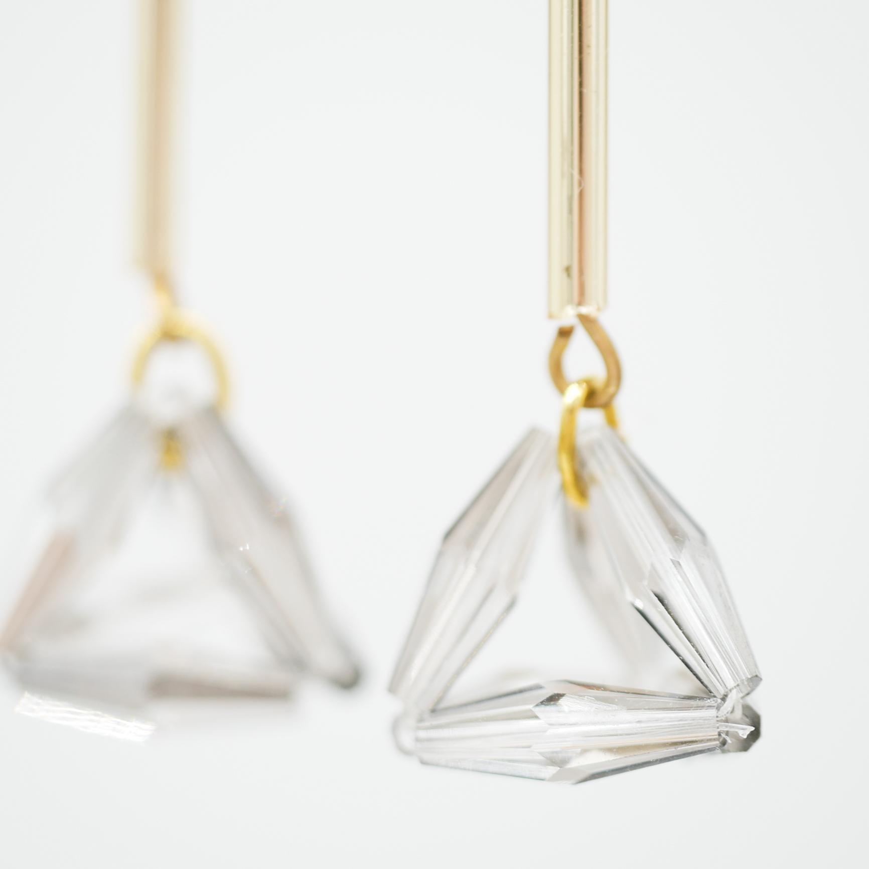 "Summer Feeling" Ohrstecker, vergoldet, mit geometrischer Kristallperle, grau