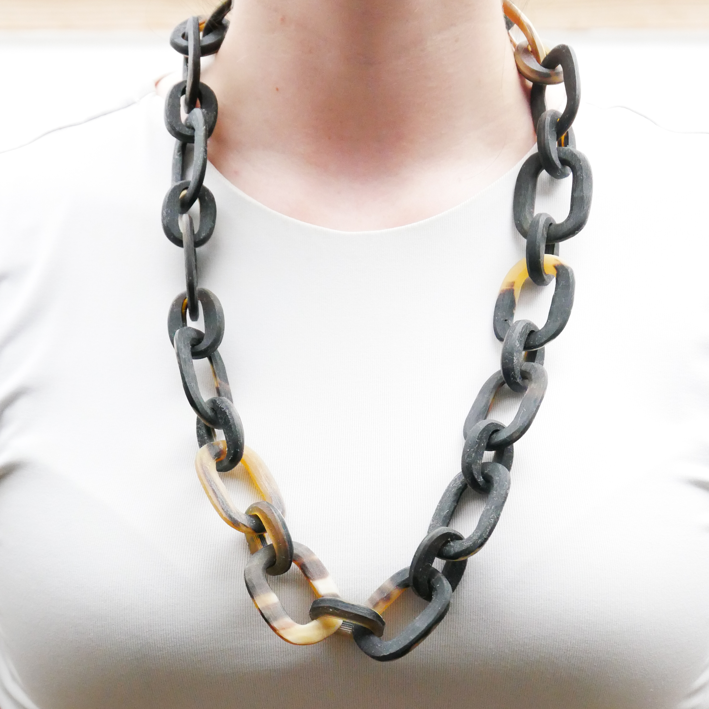  "Craft-Art", kurze Kette ca. 75 cm verschiedene abgerundete Rechtecke, marble Horn matt 