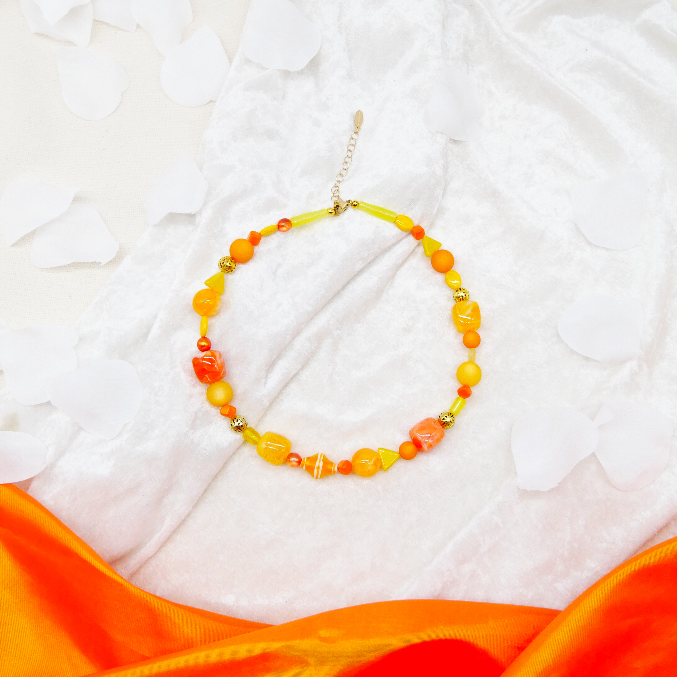 "Summer Feeling",  Kette aus verschiedenen Formen, Glas- und Resin Perlen, gelb-orange