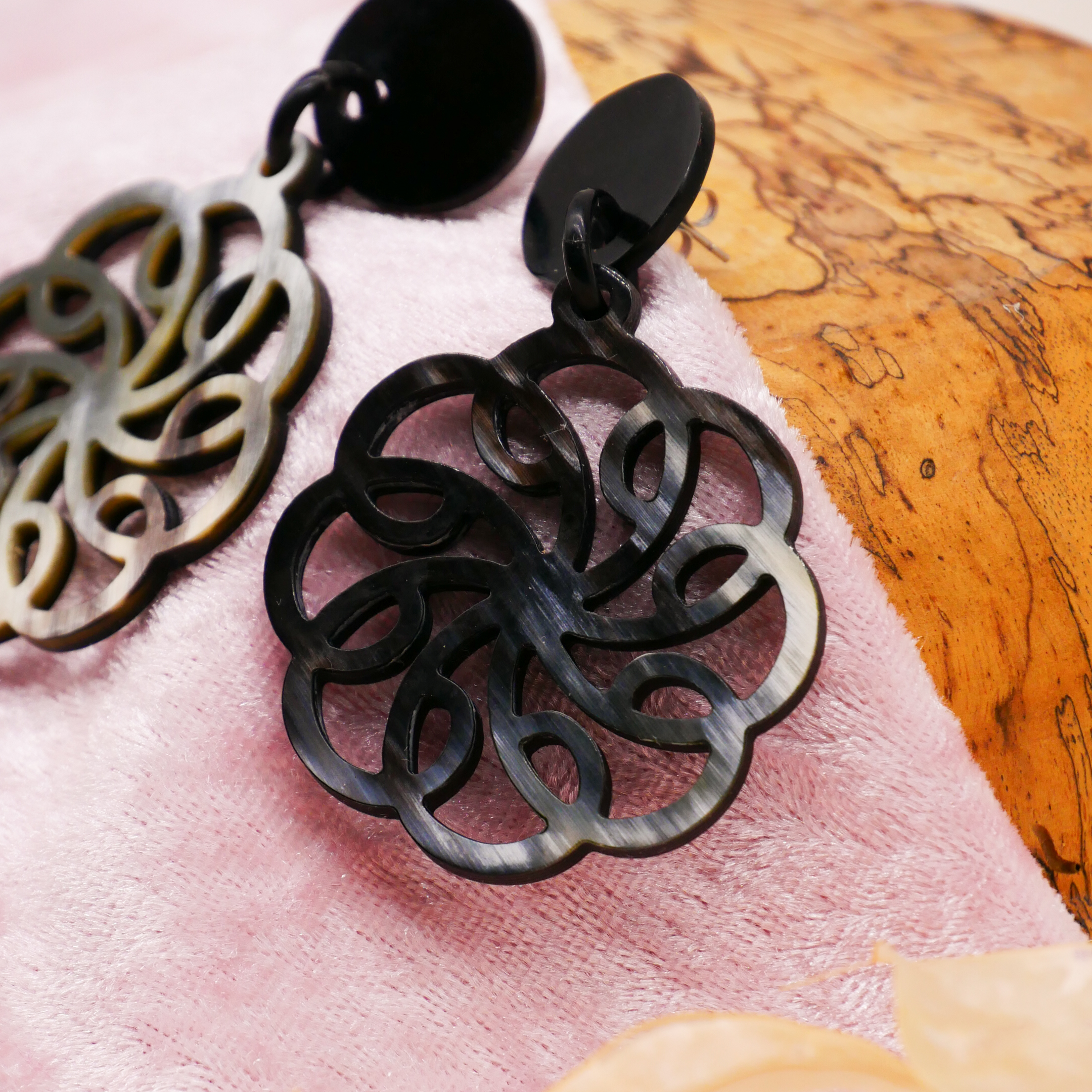  "Craft Art" Ohrring "Mandala" Ø ca. 45 mm, schwarzes und marble Horn