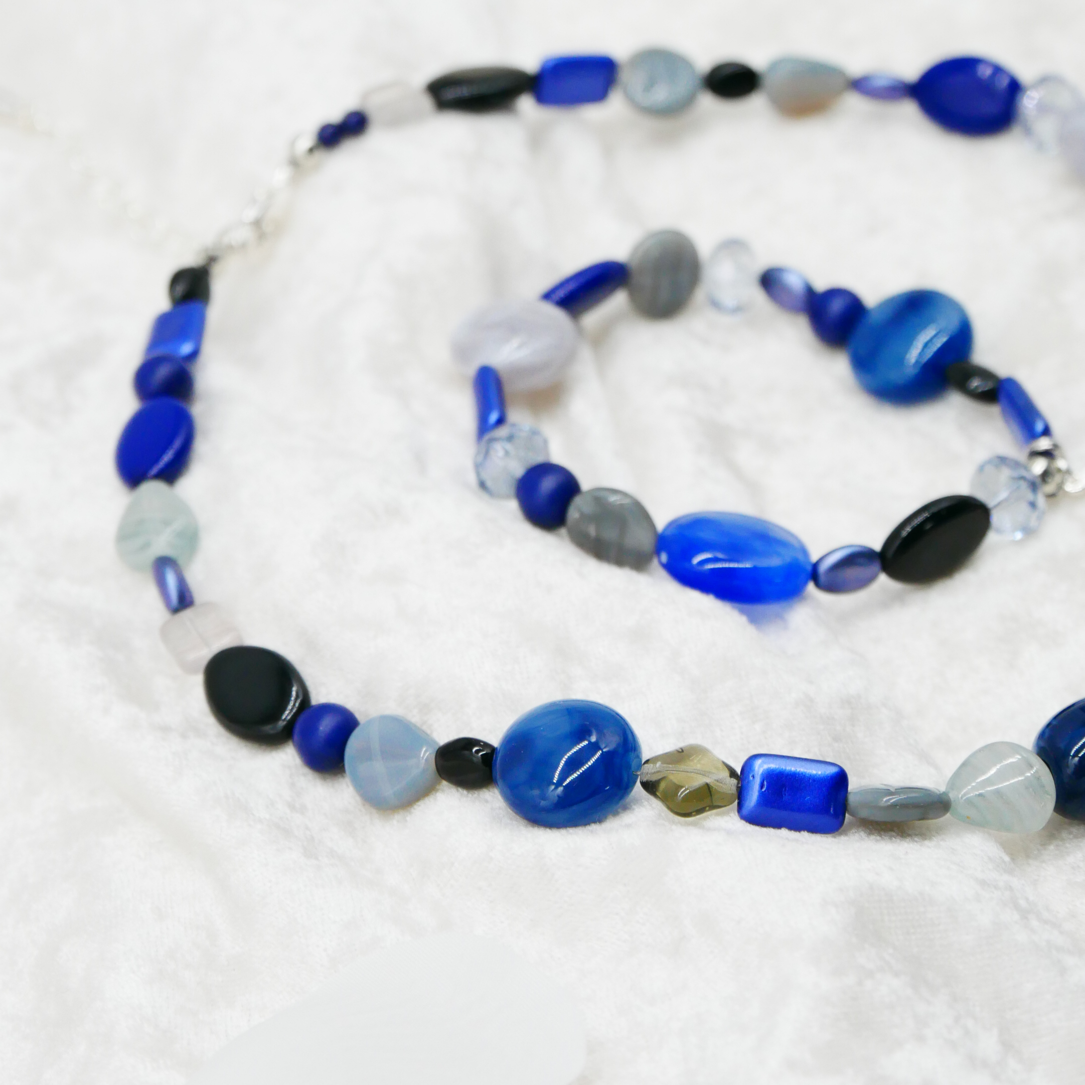 "Summer Feeling",  Kette aus verschiedenen Formen, Glas- und Resin Perlen, blau