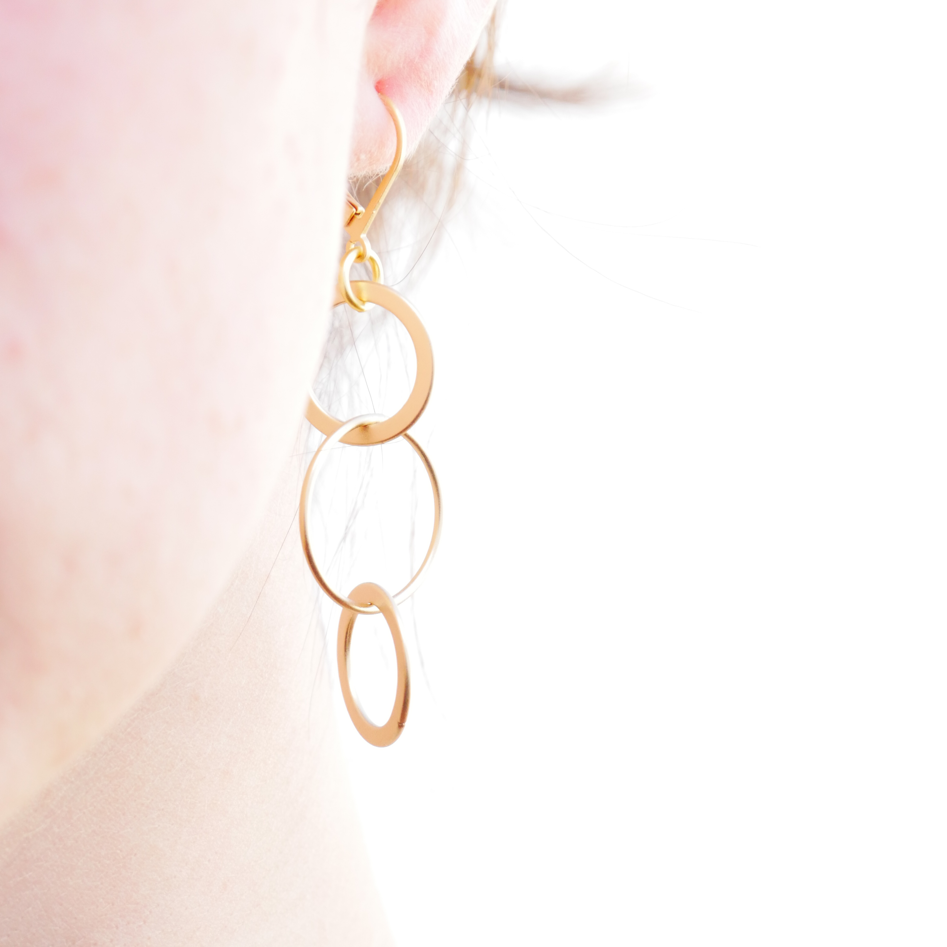 "Charm" Ohrstecker mit runden Gliedern, vergoldet