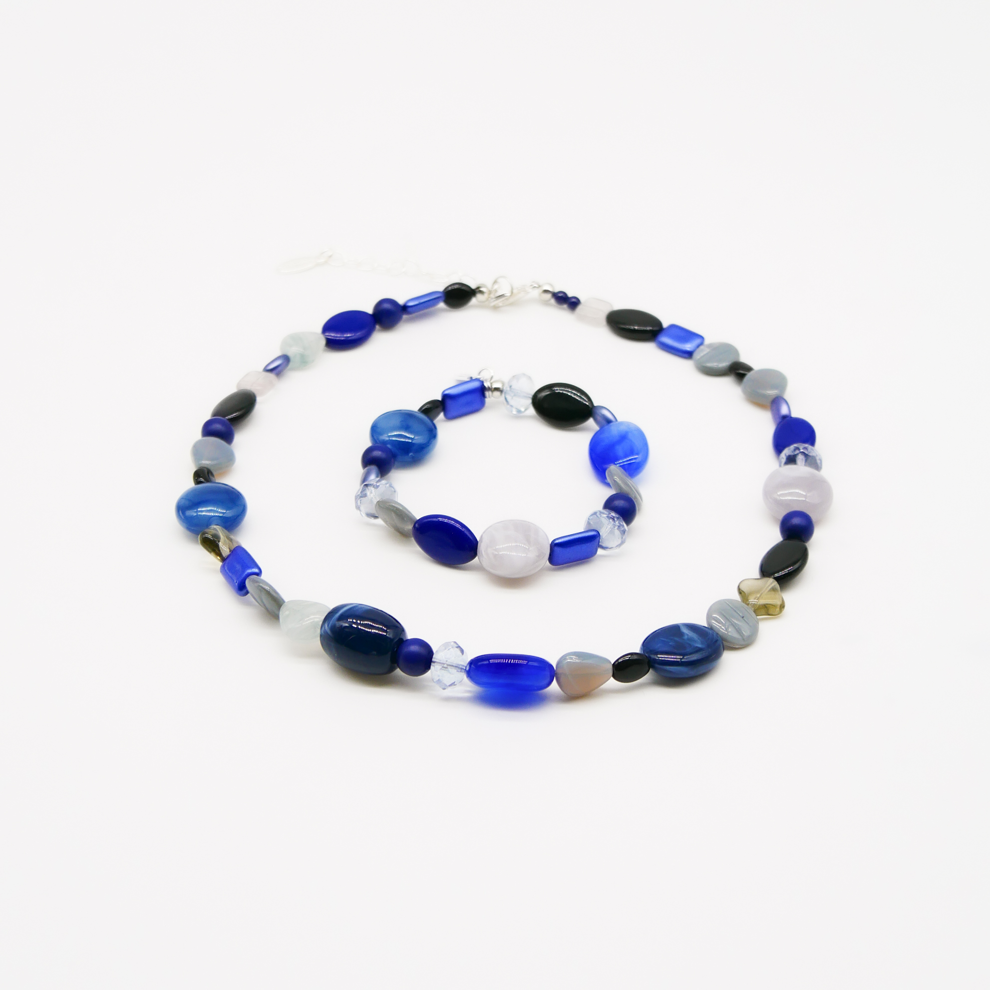 "Summer Feeling",  Kette aus verschiedenen Formen, Glas- und Resin Perlen, blau