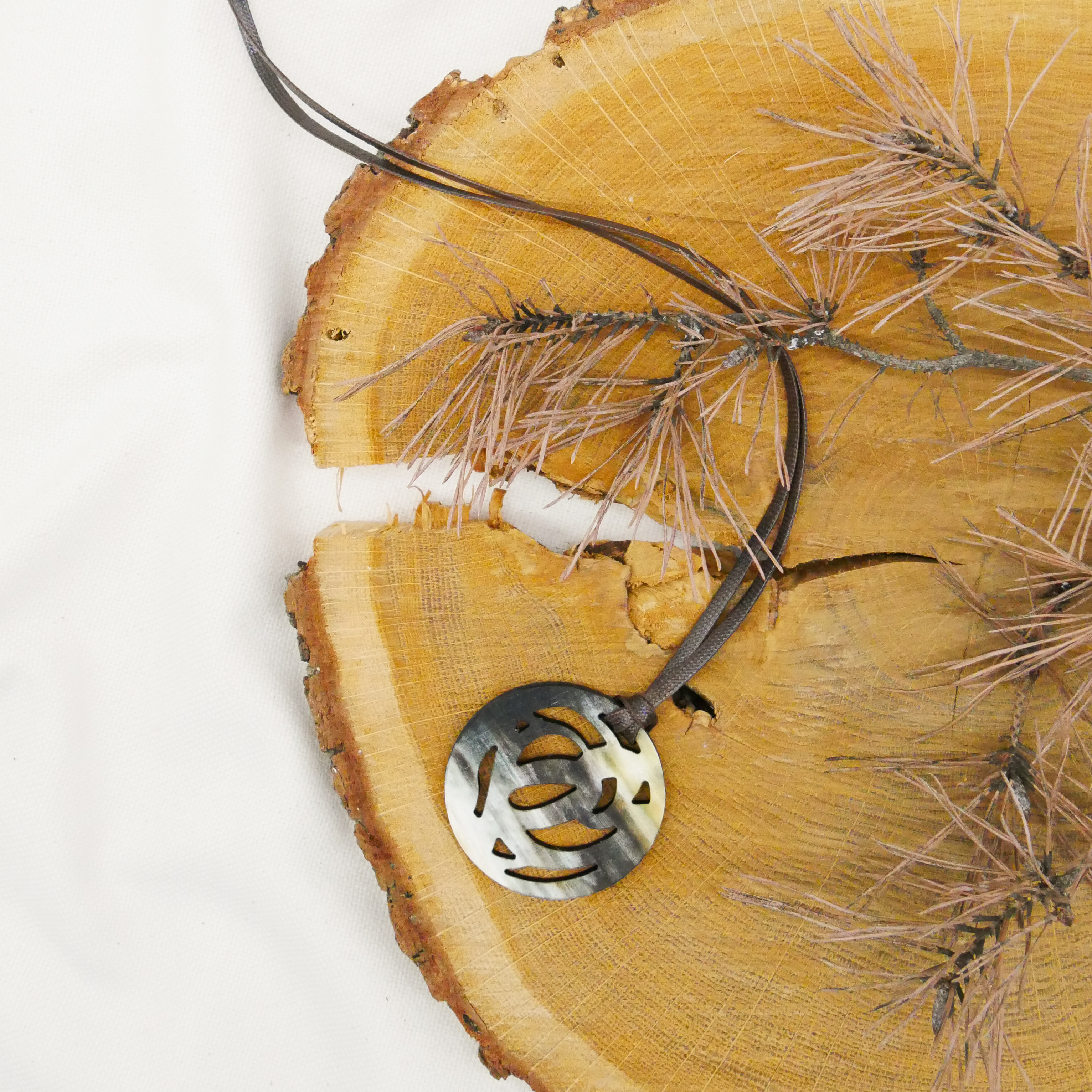  "Craft-Art", runder Hornanhänger Ø ca. 53 verspieltes Design, Syntetikband, marble Horn 