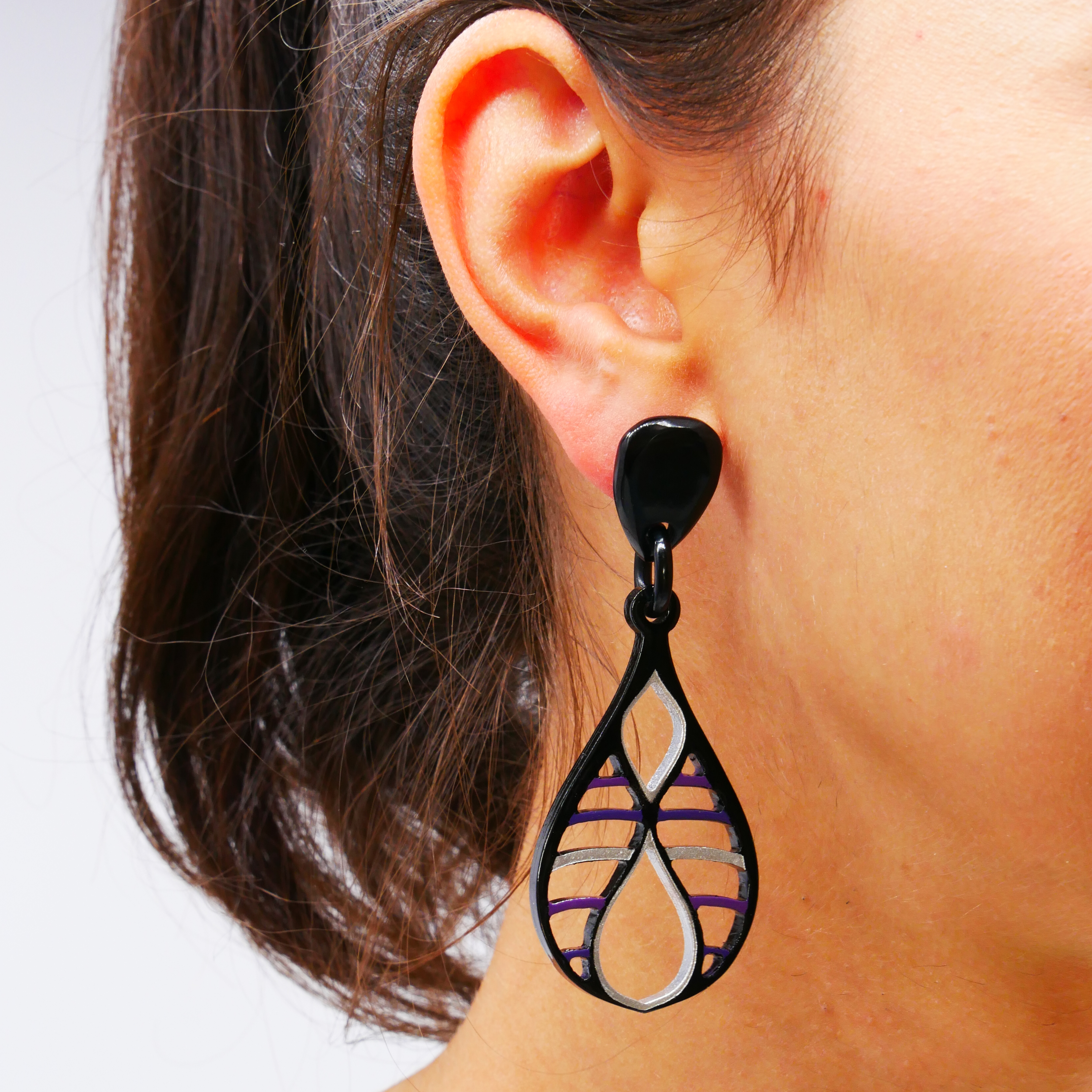 “Craft Art”, “Teardrop” earring, black horn, silver-lilac lacquer “Craft Art”, “Teardrop” earring, black horn, silver-lilac lacquer