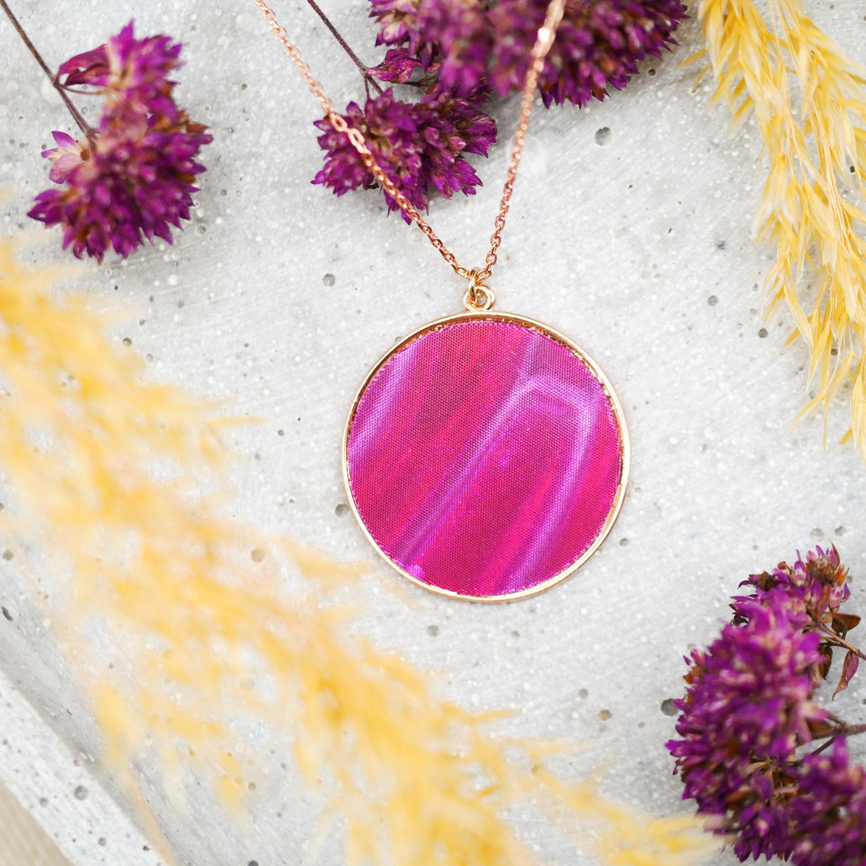 "Circle" kurze Kette, rosé vergoldeter Anhänger, purpur schimmer