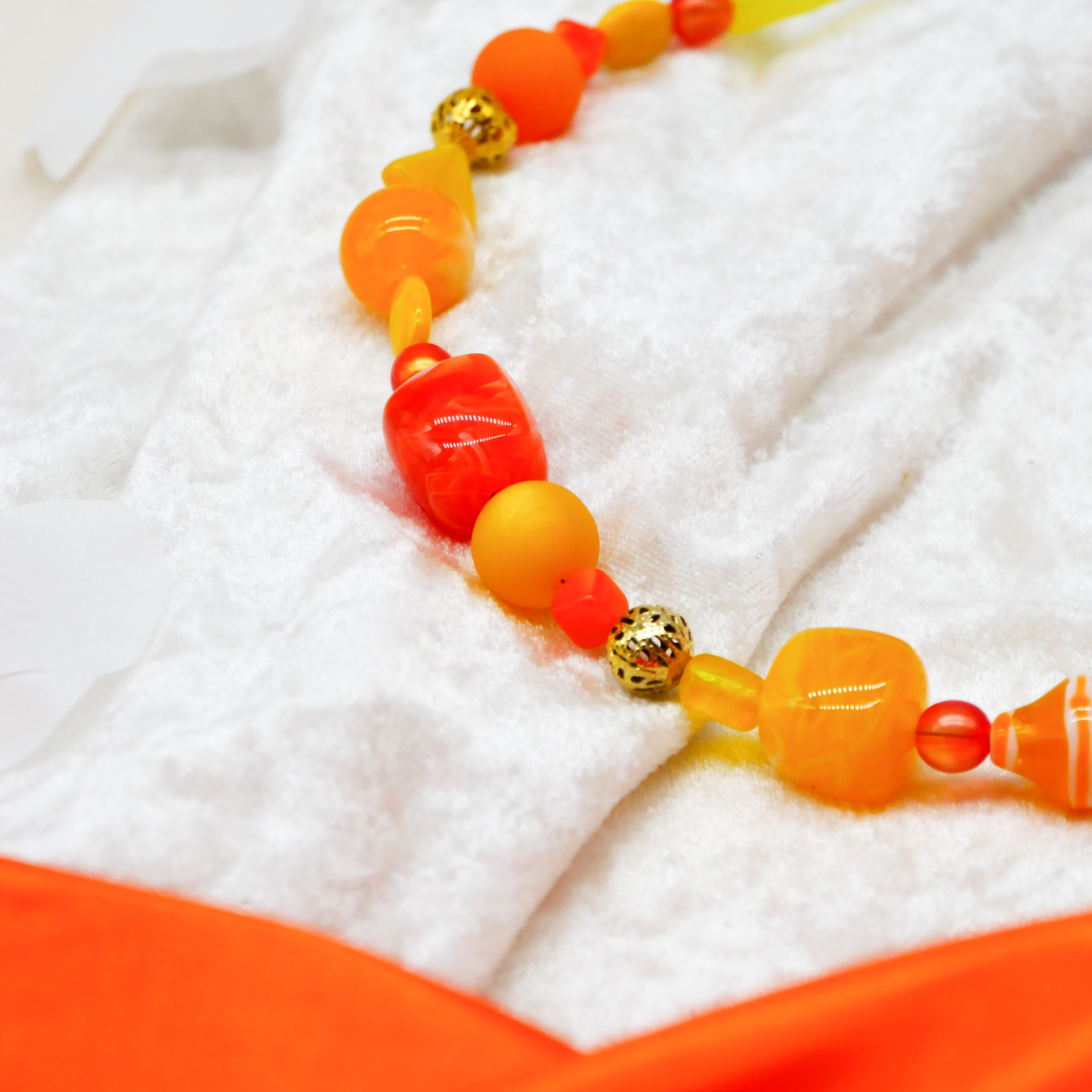 "Summer Feeling",  Kette aus verschiedenen Formen, Glas- und Resin Perlen, gelb-orange