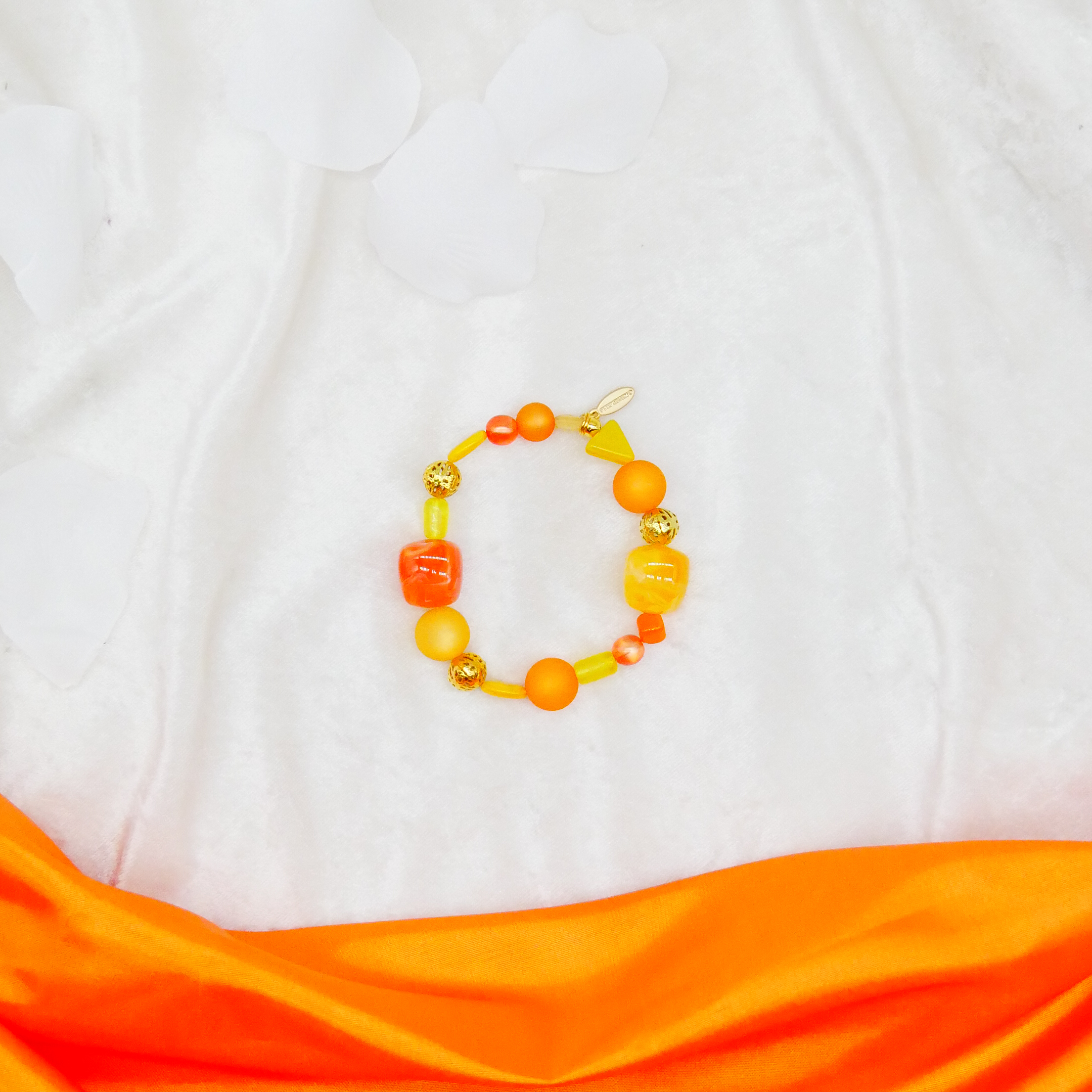 "Summer Feeling", Armband aus verschiedenen Formen, Glas- und Resin Perlen, gelb-orange