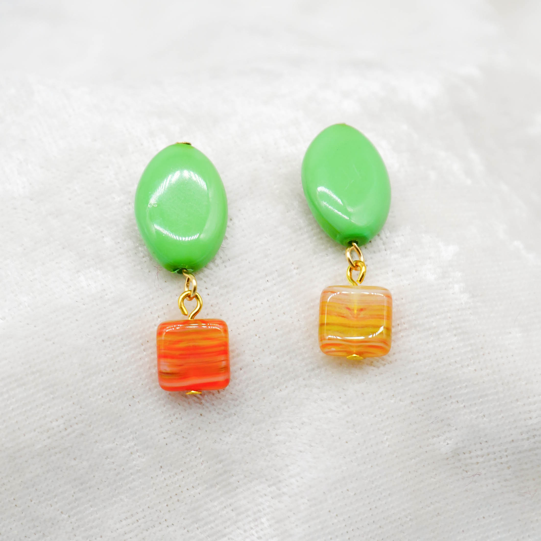 "Summer-Feeling"  Ohrring aus verschiedenen Formen, Glas- und Resin Perlen, multicolor