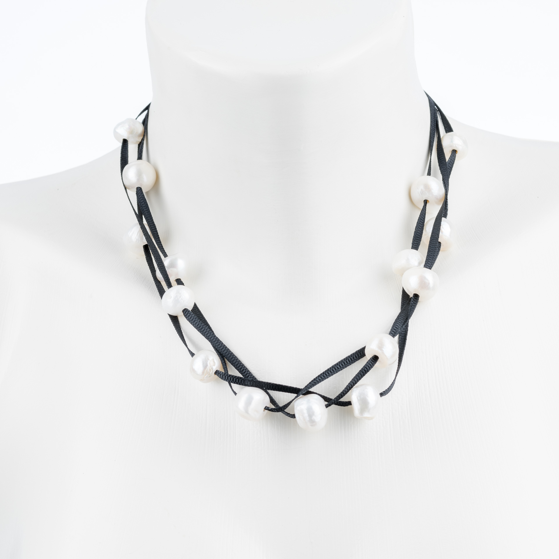 "Freshwater Pearls" 3-string-necklace with freshwater pearls and satin ribbon - black