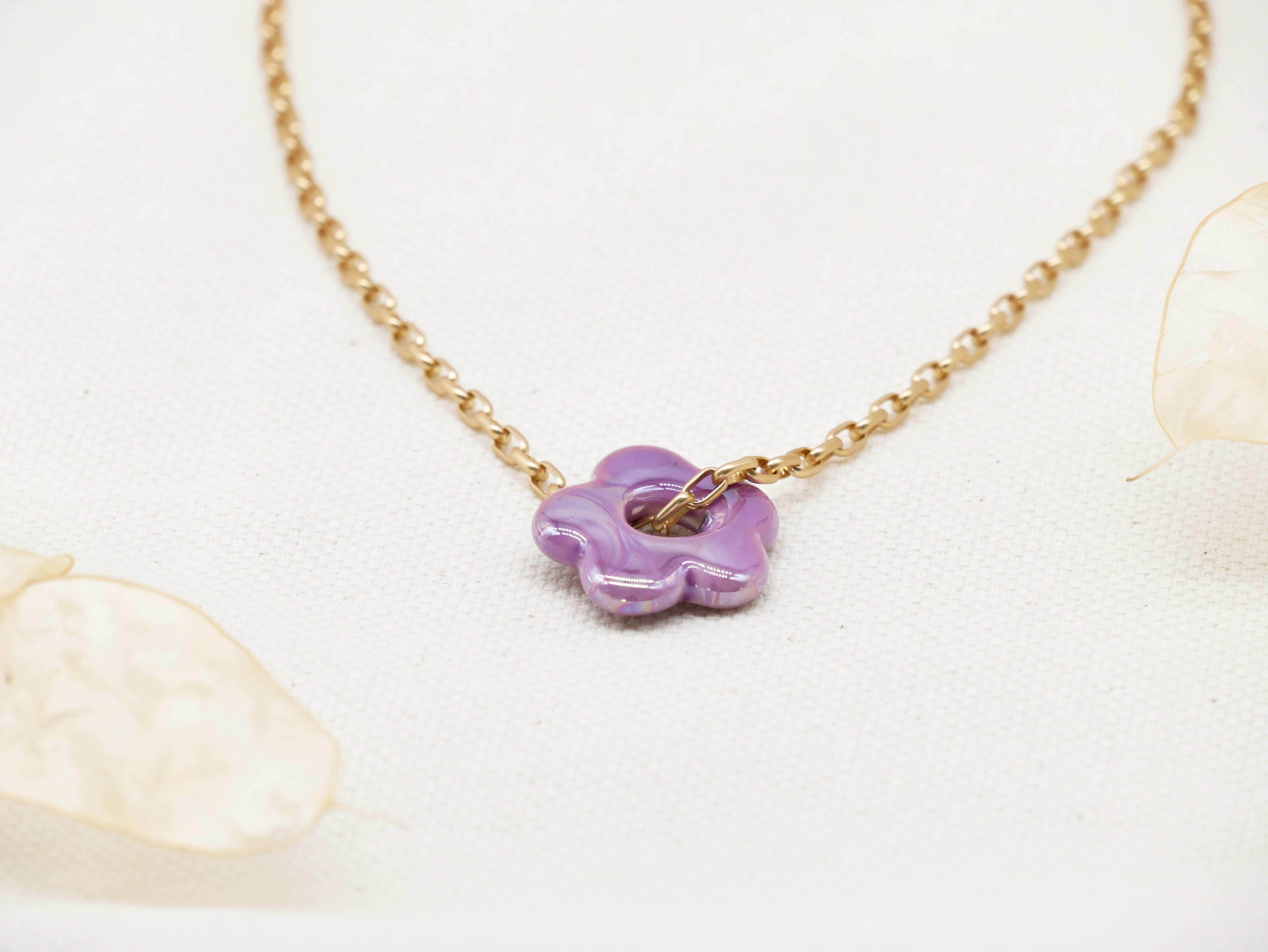 "Summer-Feeling", Kurze Metallkette vergoldet, Keramikblume purple "Summer-Feeling", Kurze Metallkette vergoldet, Keramikblume purple