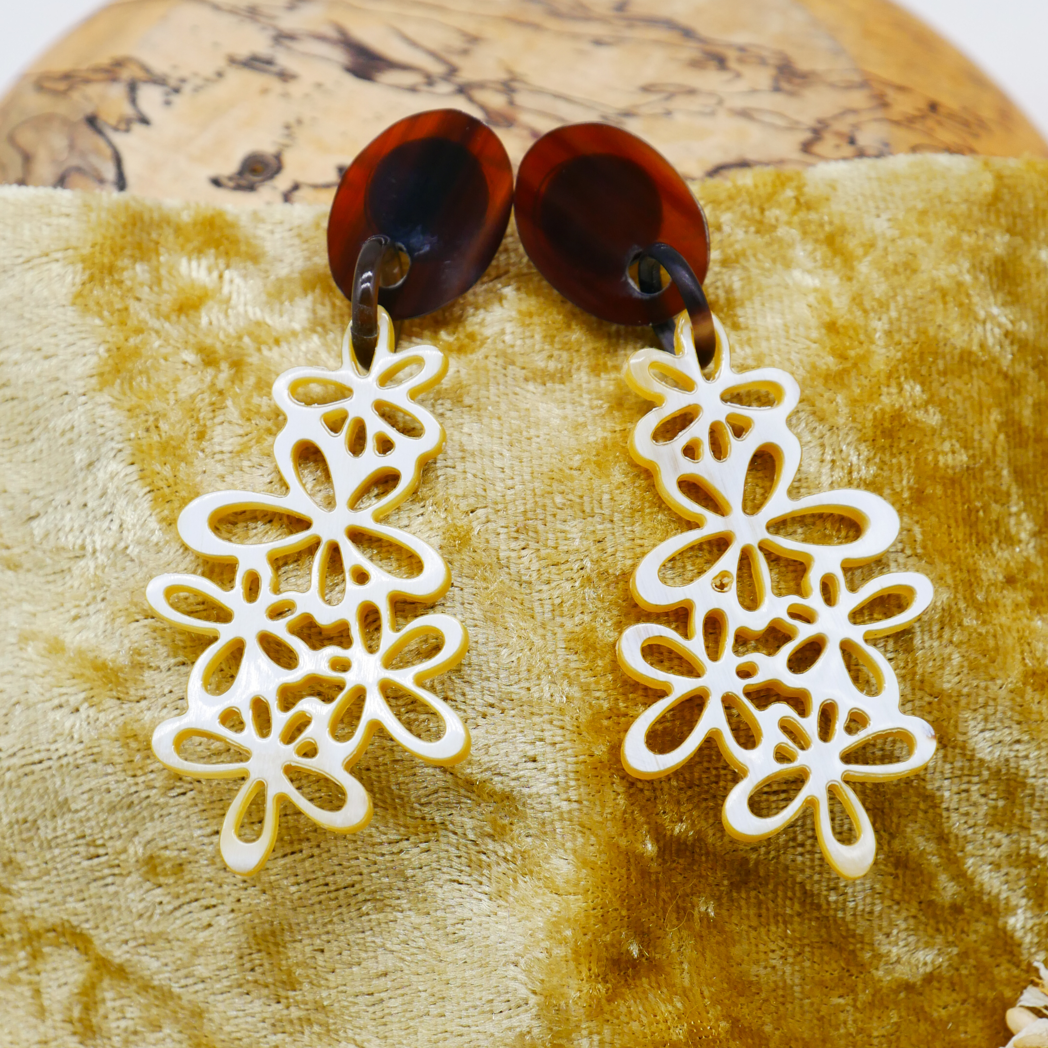 "Craft Art" Ohrring "Blütenzauber" braunes und weißes Horn