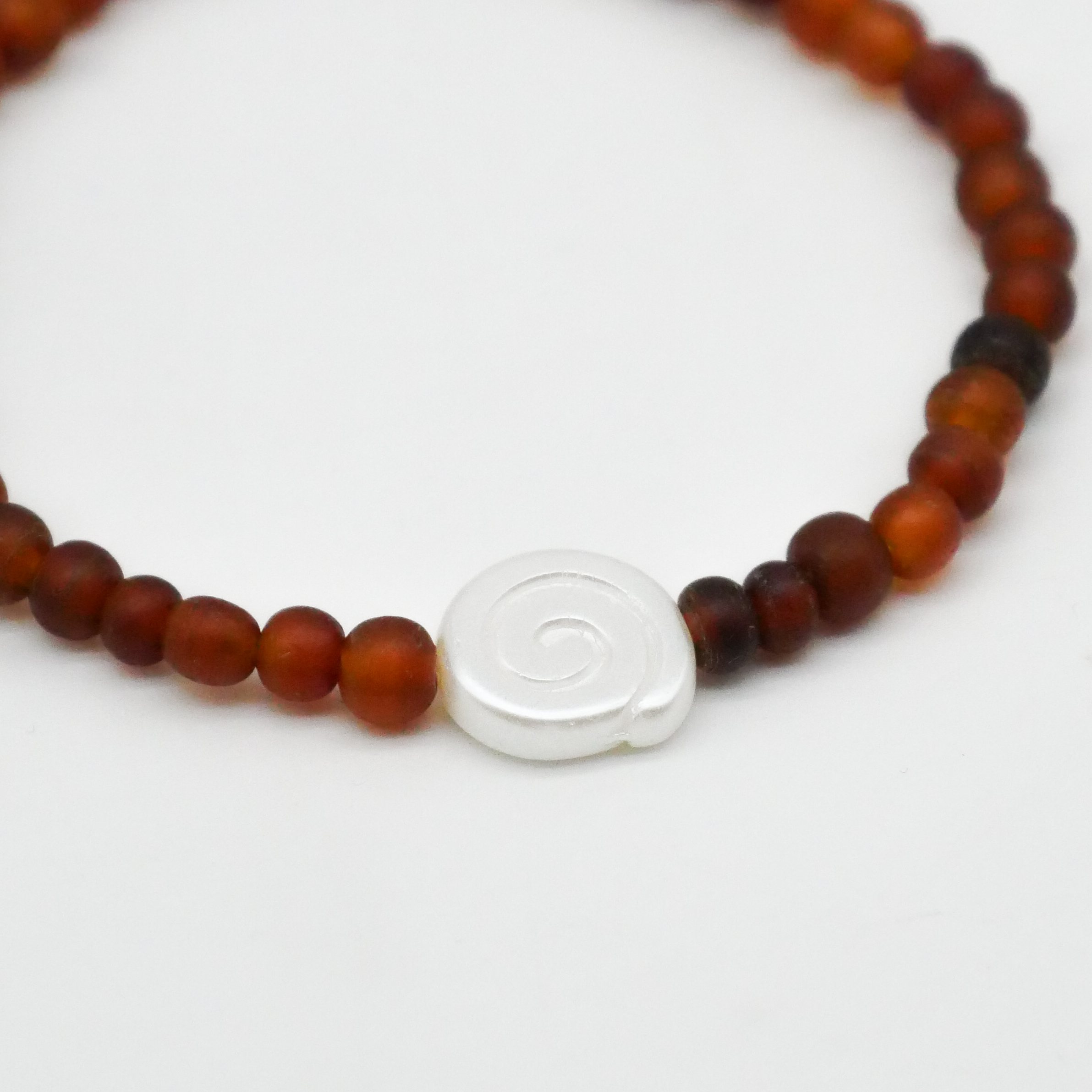  "Shell" Armband auf Gummi dunkelbraune Carabo Hornperlen  ca. 5 mm, weiße Glasschnecke 