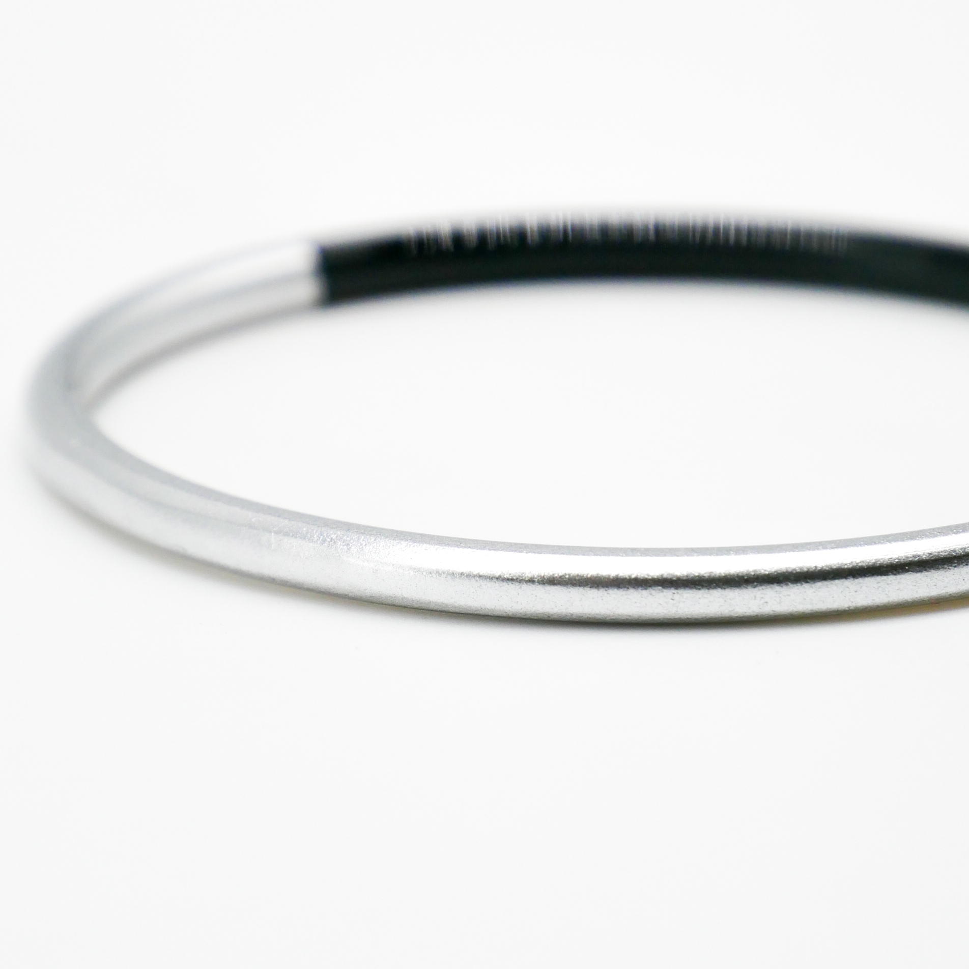  "Craft Art" zarter Armreif, schwarzes Horn, Lack silber