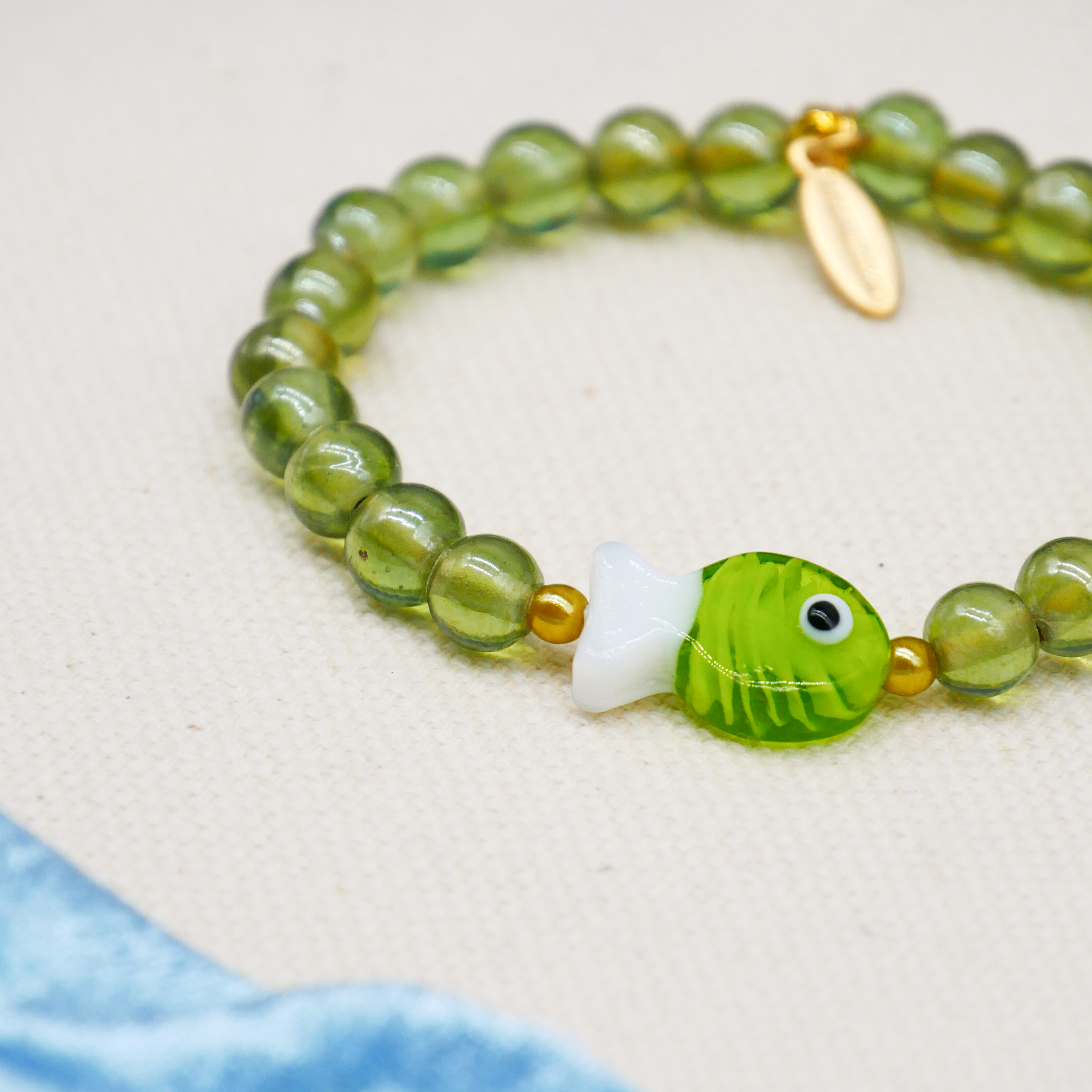 "Summer Feeling" Armband auf Gummi "Fisch" Glasperlen hellgrün