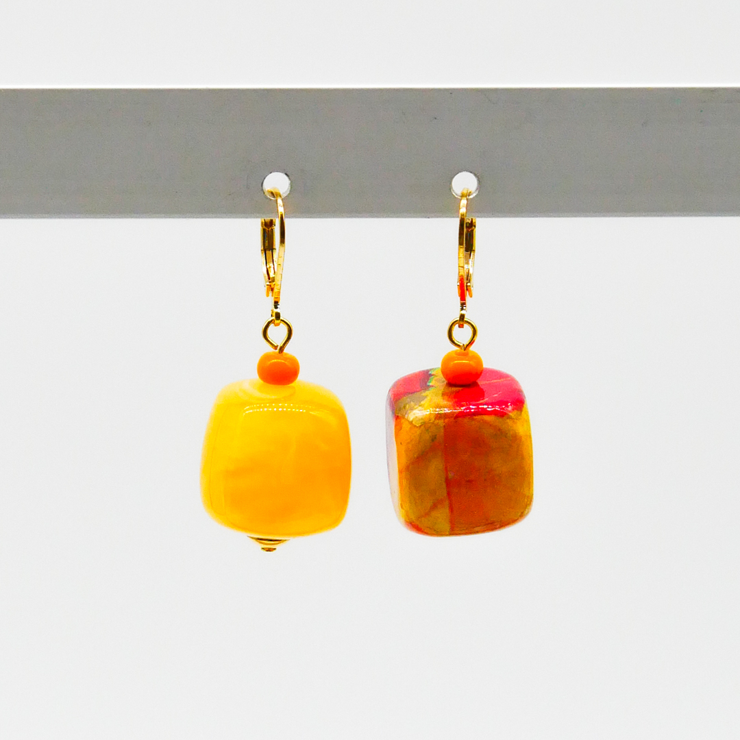 "Summer-Feeling" Ohrring "Cube" Resin- und Papercoated Perlen, honig