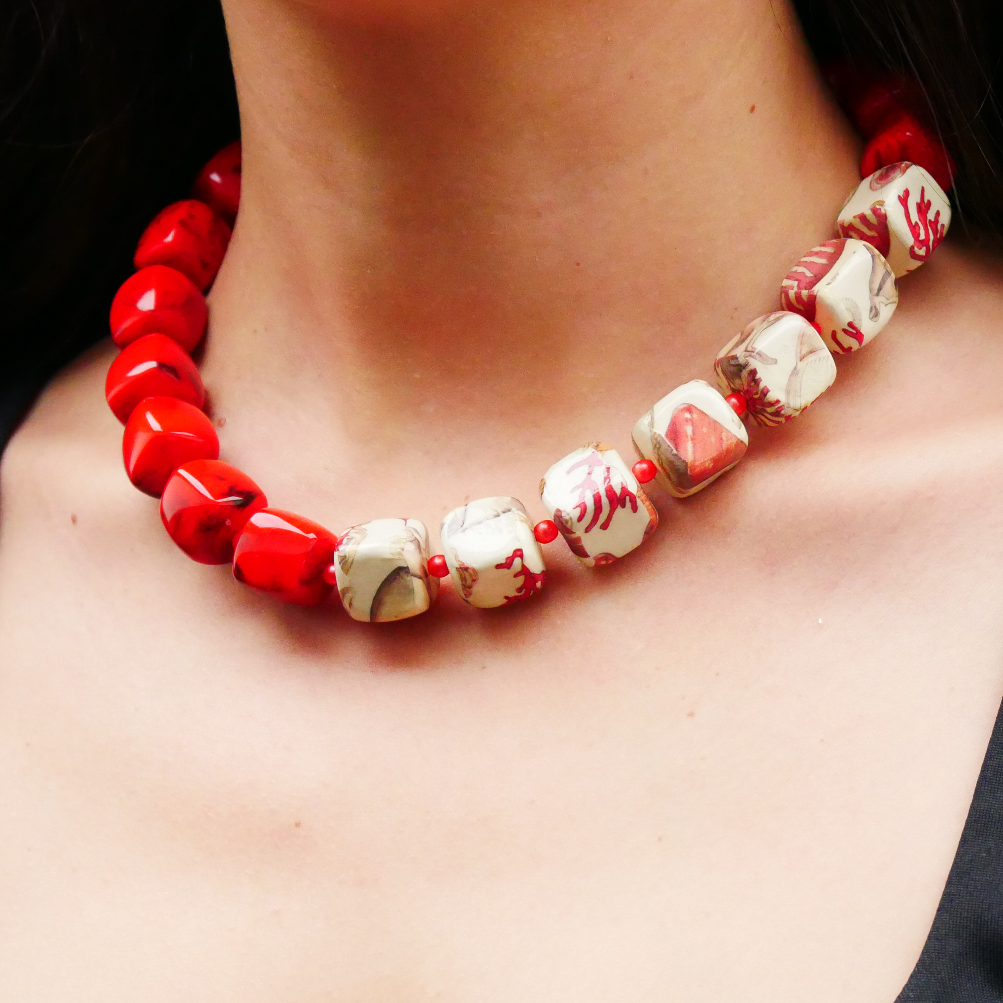 "Summer Feeling", kurze Kette "Cube" Resin- und Papercoated Perlen ca. 16 x 16 mm rot 