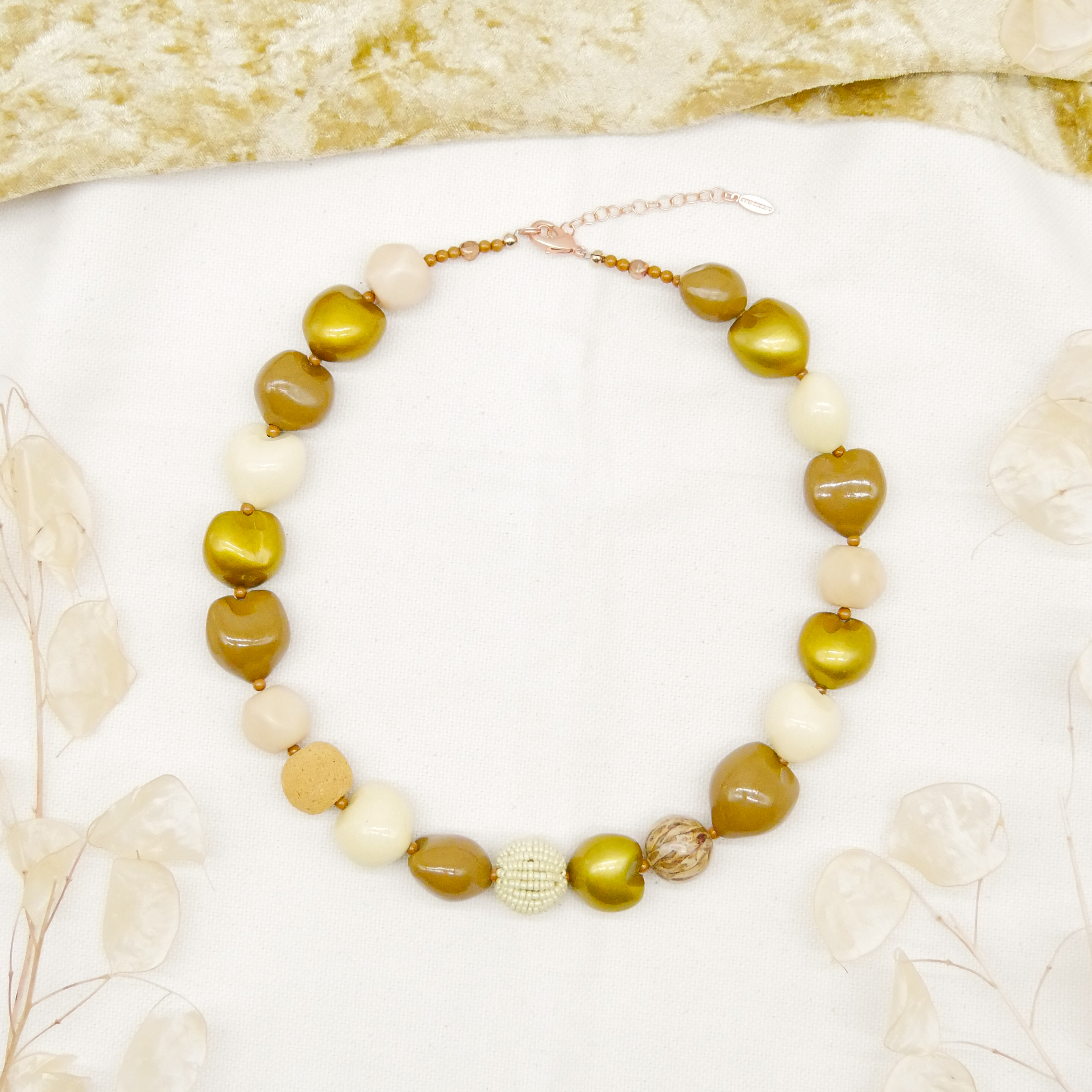  "Summer Feeling" Kette ca. 60 cm, Lumba Samen, Glasperlen, Resin Perle, braun-gold 