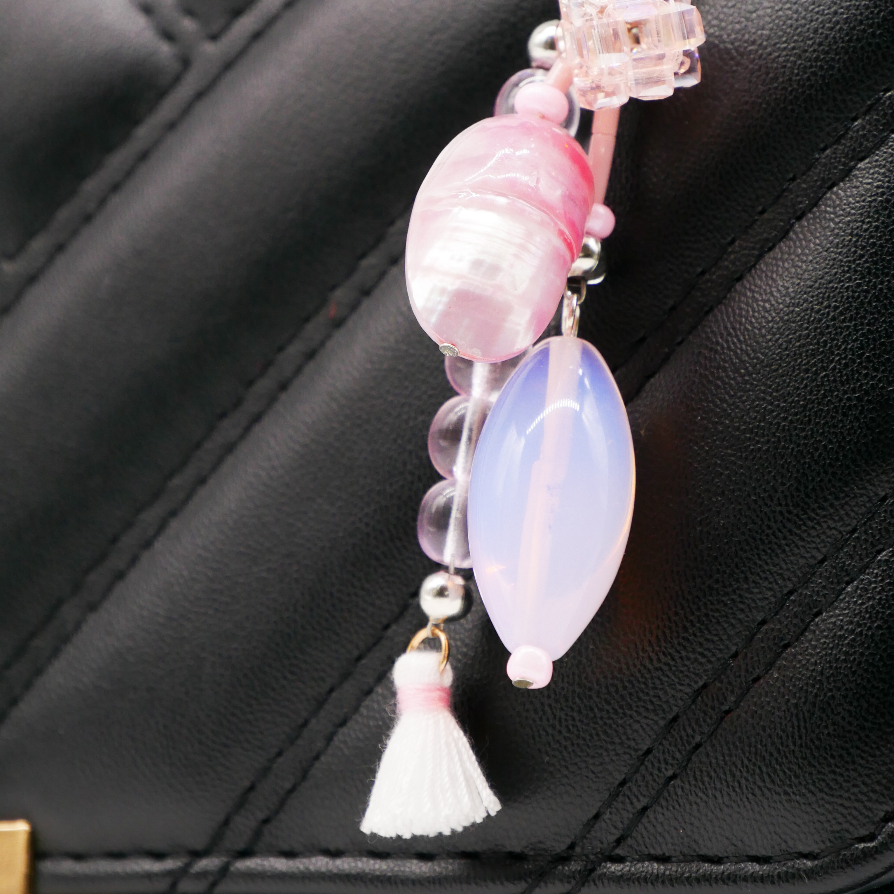 "Lucky Pendant" Anhänger, 3 Stränge Glas- und Muschelperlen, rose 