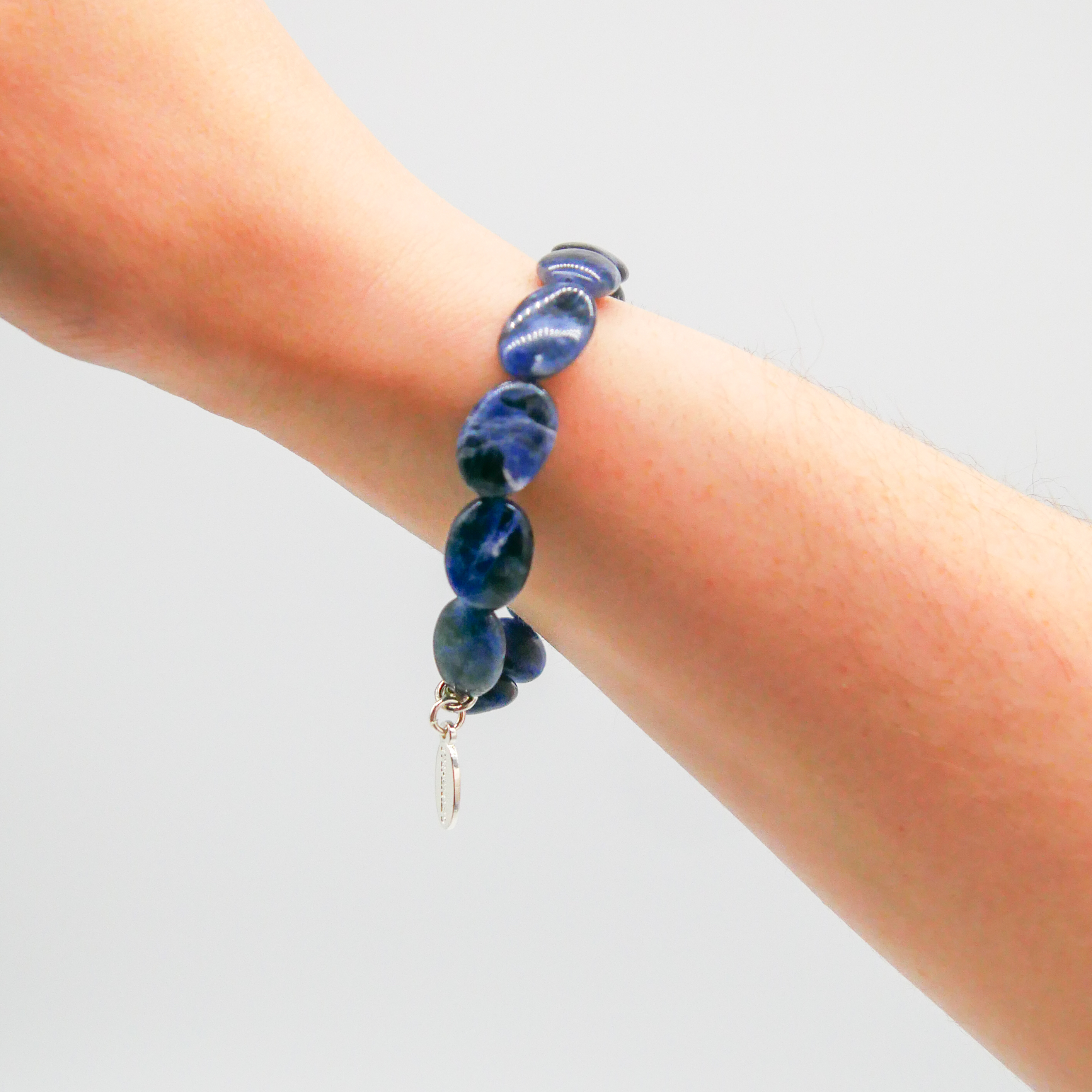  "Crystal Mountain", Armband auf Gummi Sodalit Oliven, 10 x 14 mm