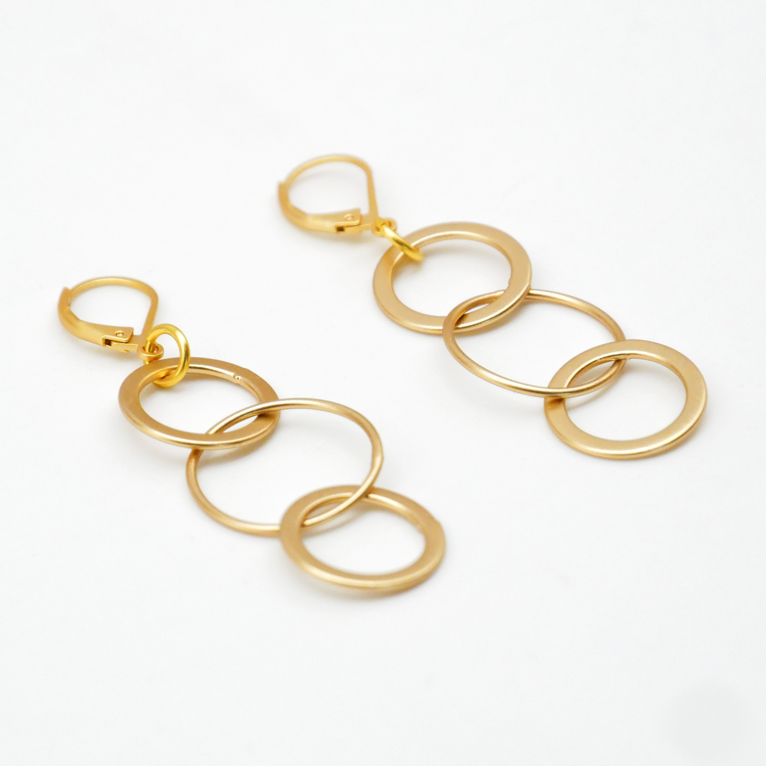 "Charm" Ohrstecker mit runden Gliedern, vergoldet