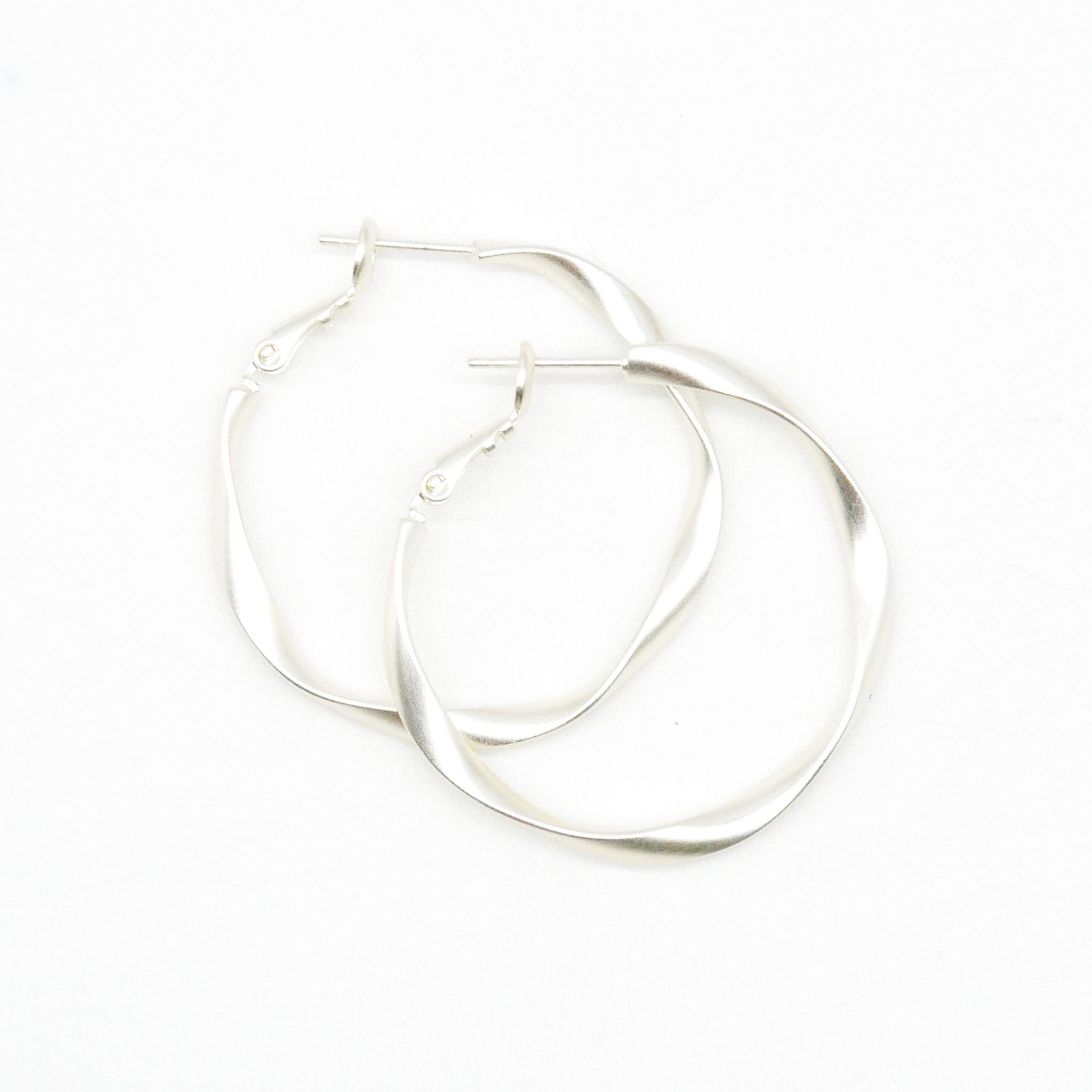 "Charm" Ohrstecker, offene Creole, versilbert