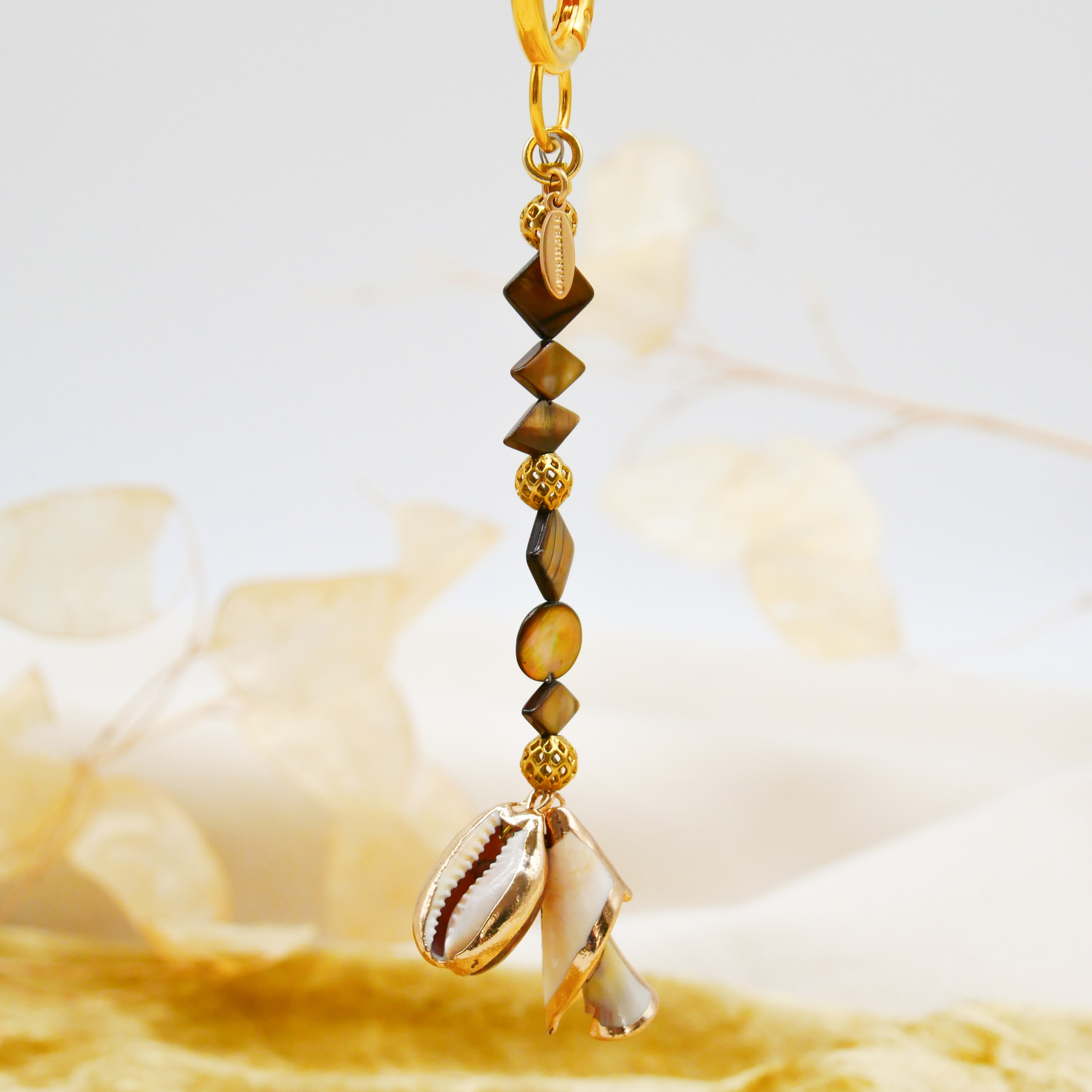 "Lucky Pendant" Anhänger, 1 Strang braun Muschelperlen und zwei Schneckenanhänger "Lucky Pendant" Anhänger, 1 Strang braun Muschelperlen und zwei Schneckenanhänger