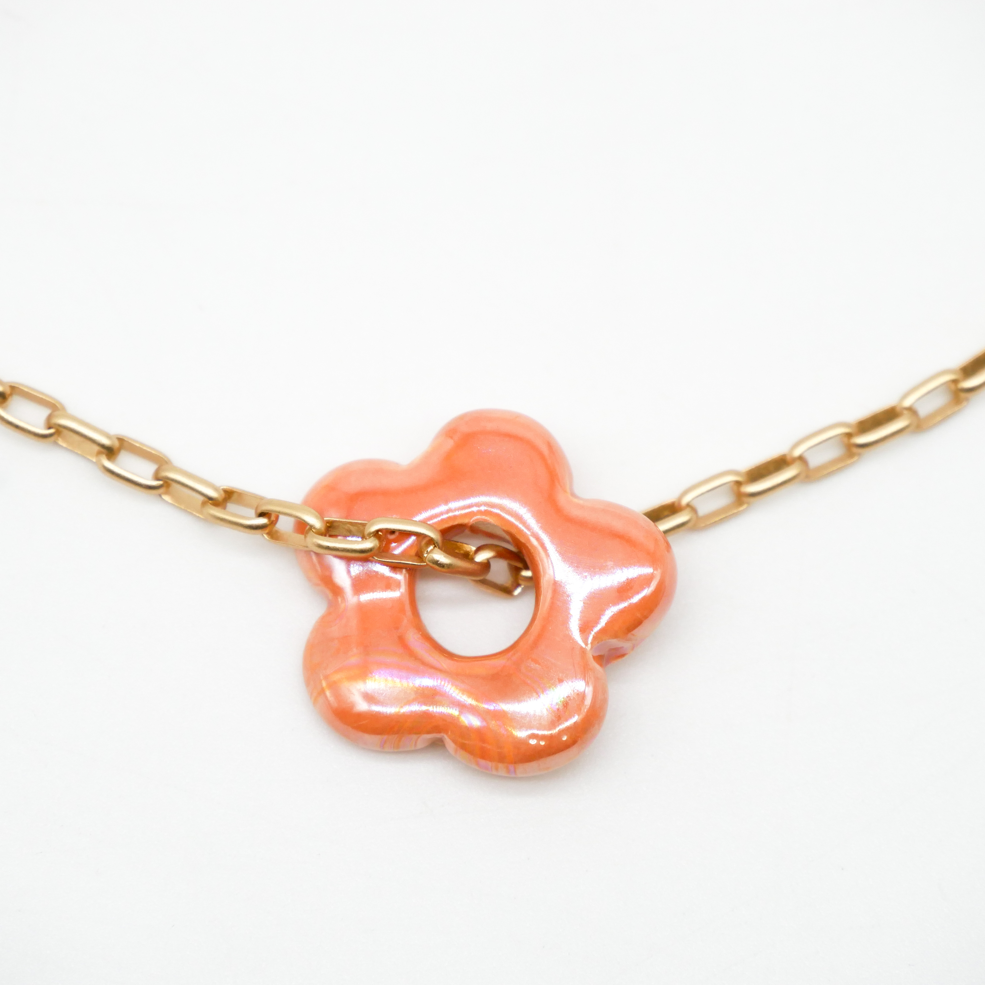 "Summer-Feeling", Kurze Metallkette vergoldet, Keramikblume orange "Summer-Feeling", Kurze Metallkette vergoldet, Keramikblume orange