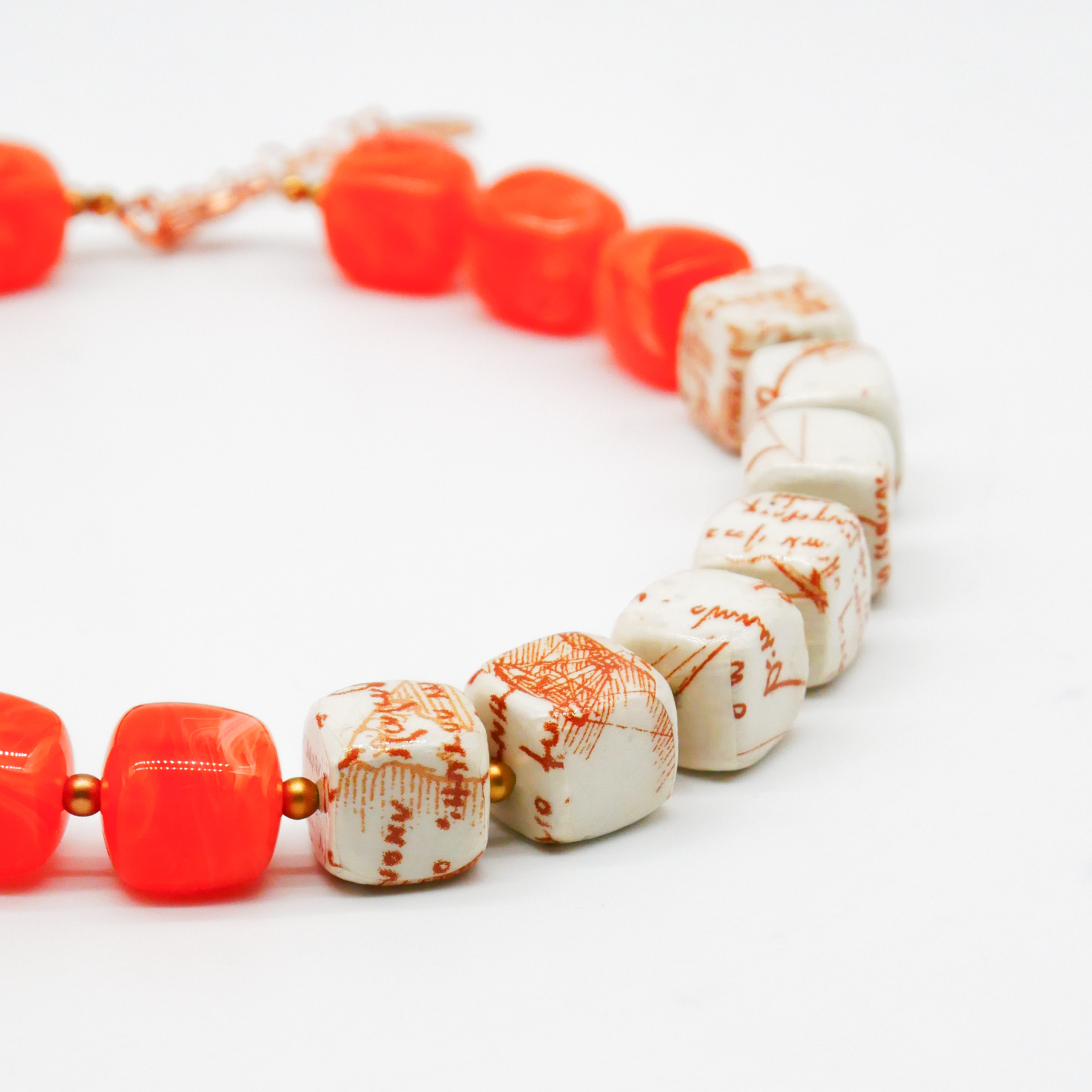 "Summer Feeling", kurze Kette "Cube" Resin- und Papercoated Perlen ca. 16 x 16 mm orange