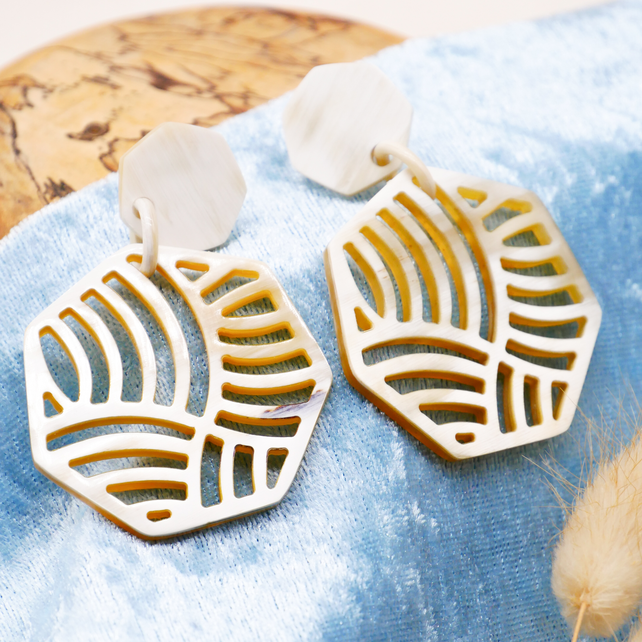  "Craft Art" Ohrring "Polygon" weißes Horn