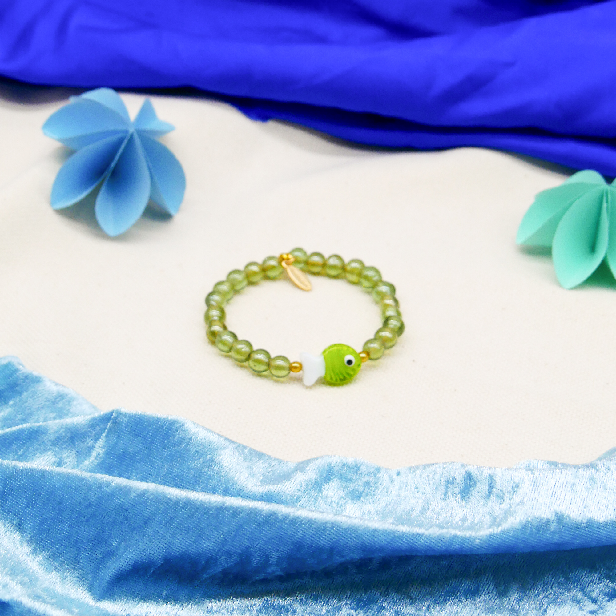 "Summer Feeling" Armband auf Gummi "Fisch" Glasperlen hellgrün