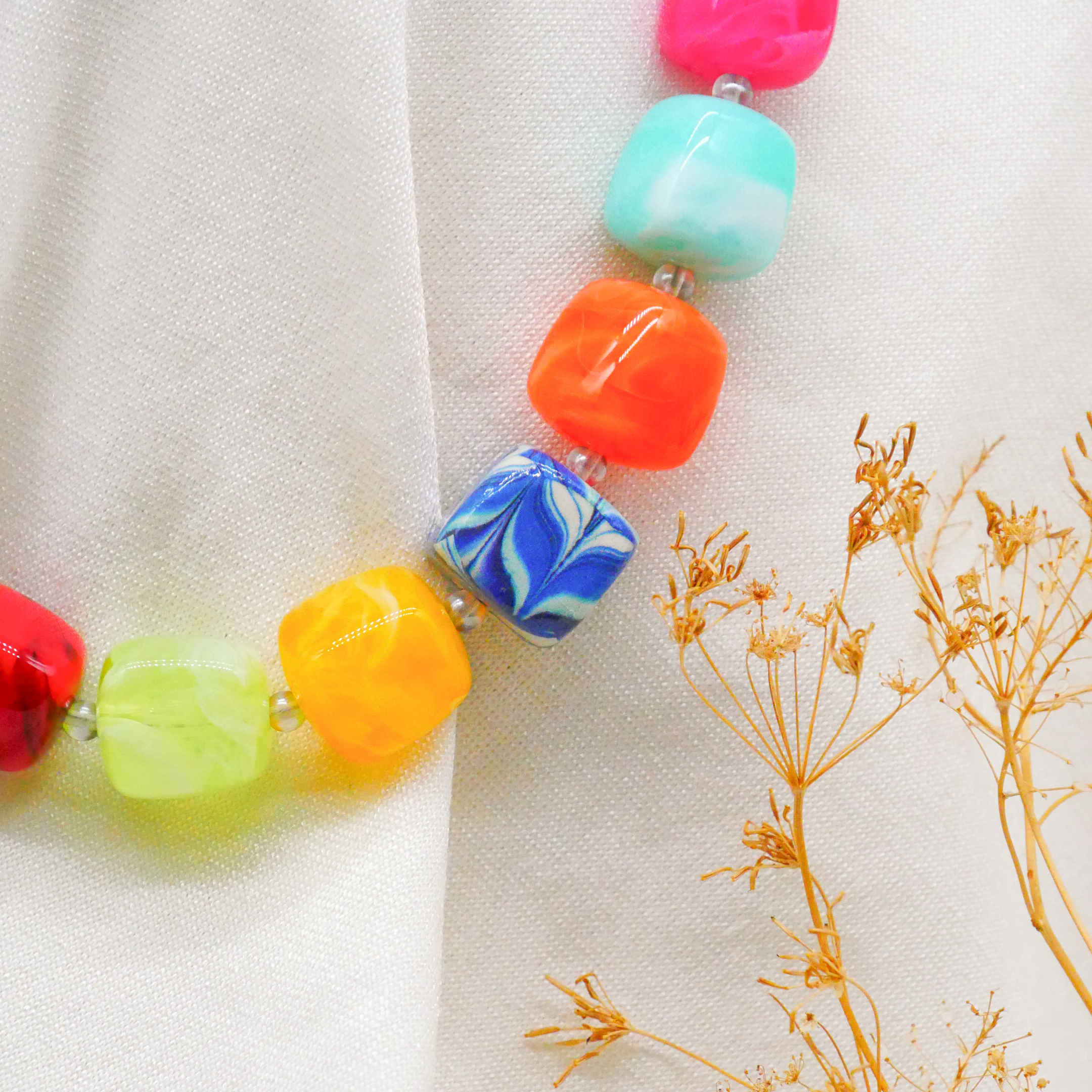 "Summer Feeling", kurze Kette "Cube" Resinperlen ca. 16 x 16 mm multicolor