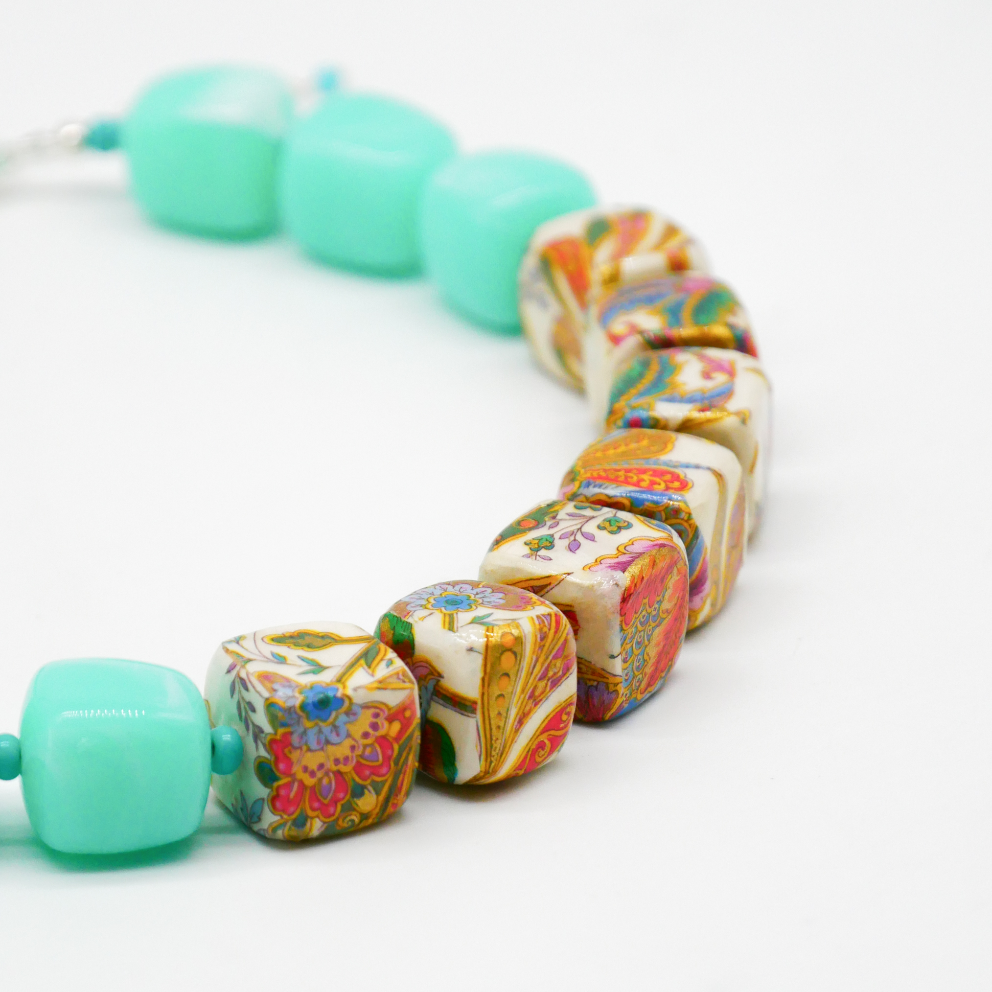 "Summer Feeling", kurze Kette "Cube" Resin- und Papercoated Perlen ca. 16 x 16 mm türkis