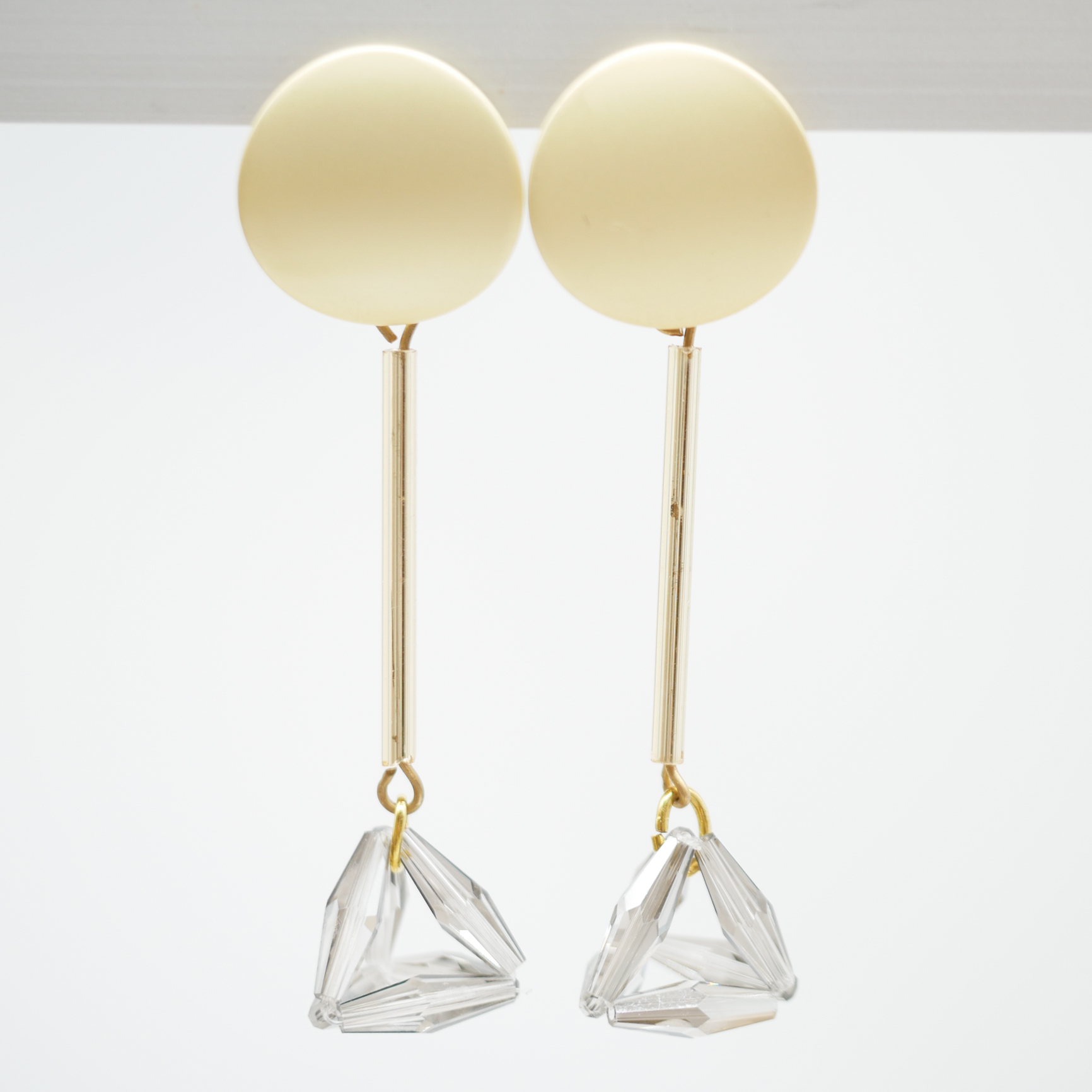 "Summer Feeling" Ohrstecker, vergoldet, mit geometrischer Kristallperle, grau