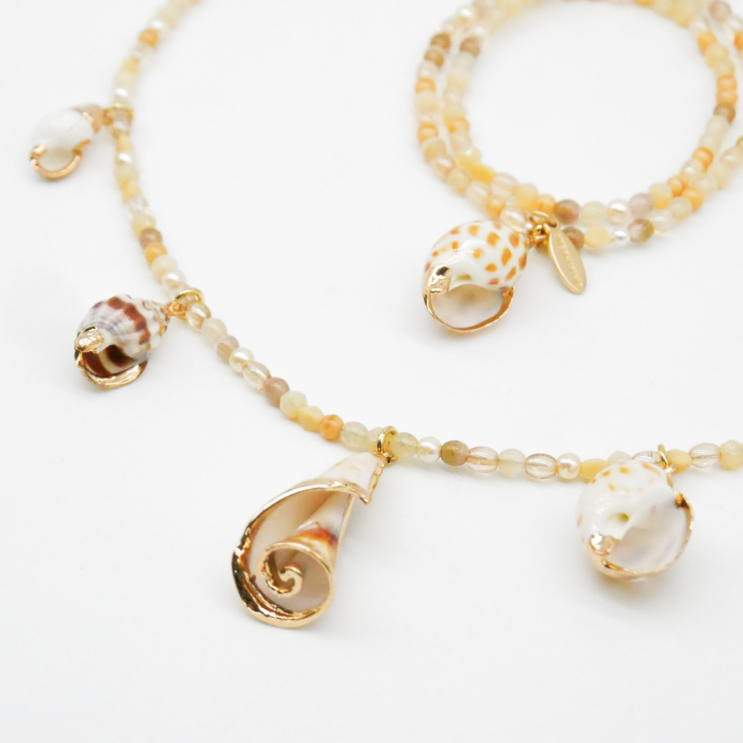  "Shell" Kette mit verschiedenen Strandschnecken Anhängern, kleine Glasperlen, sand 