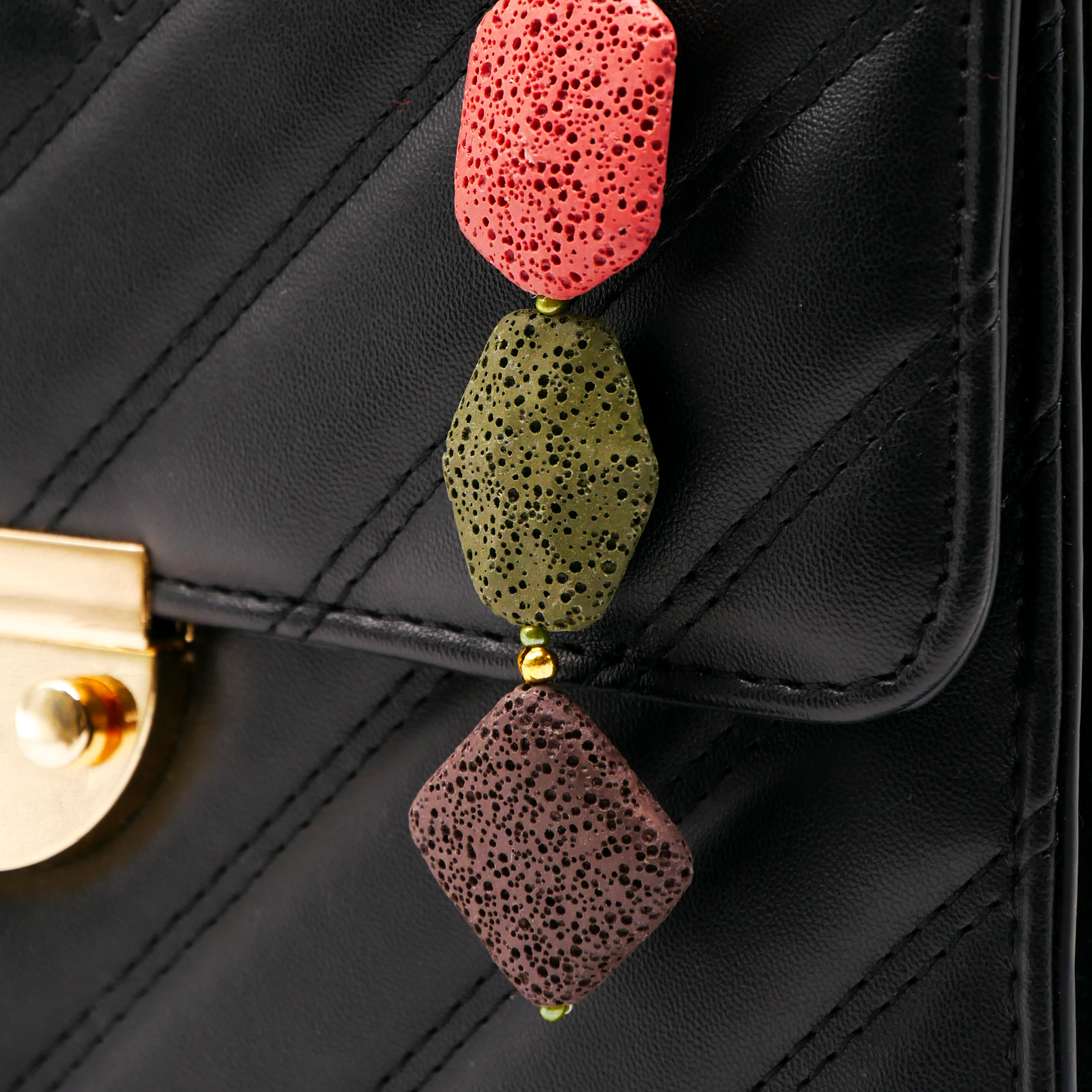 "Lucky Pendant" Anhänger, 1 Strang farbige Lavaperlen 