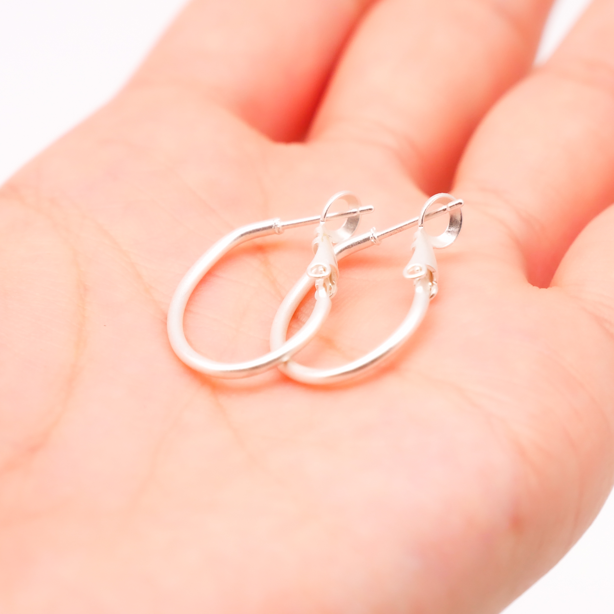 "Circle", filigrane ovale Creole versilbert ca. 23 x 18 mm 