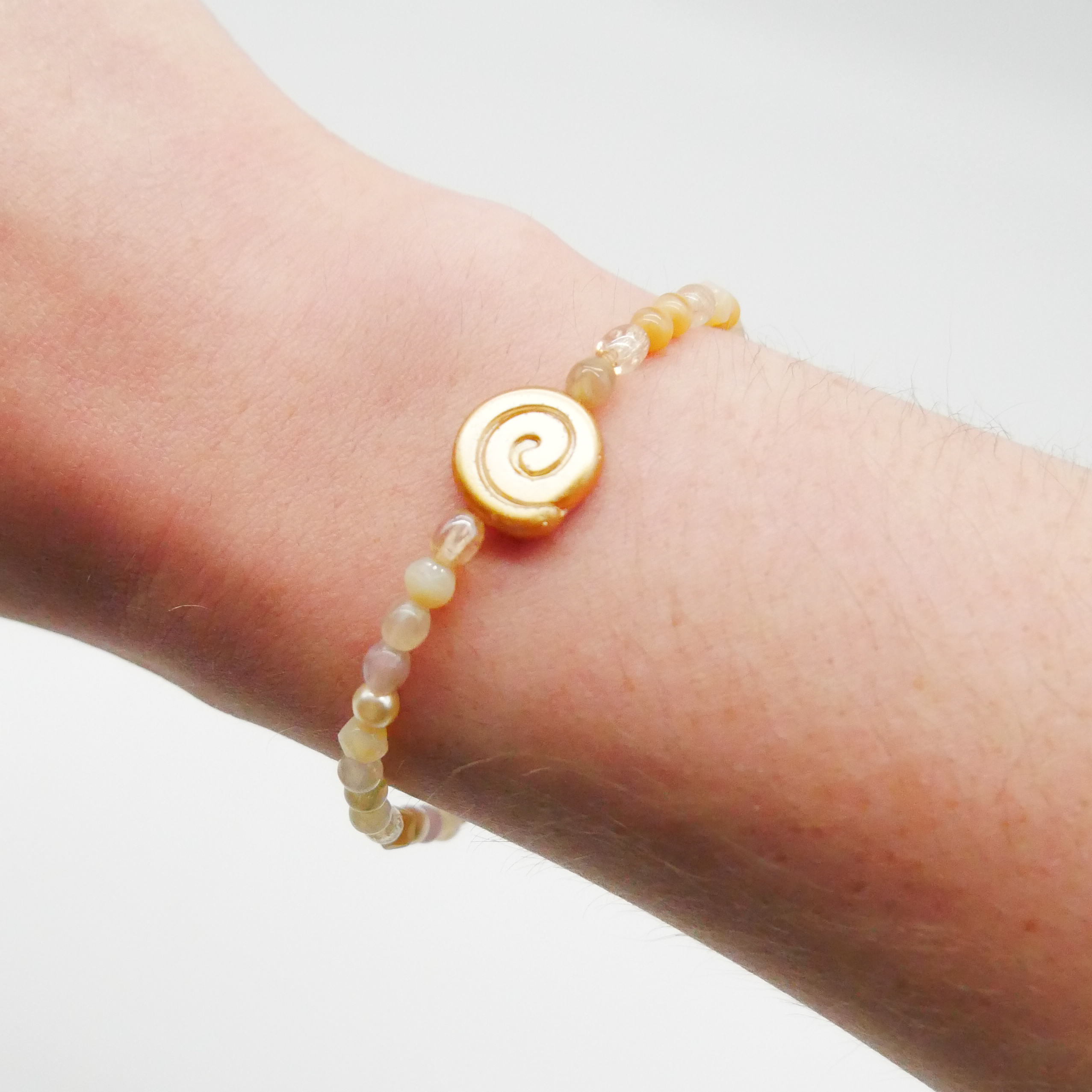  "Shell" Armband auf Gummi kleine Glasperle und Glasschnecke, sand 