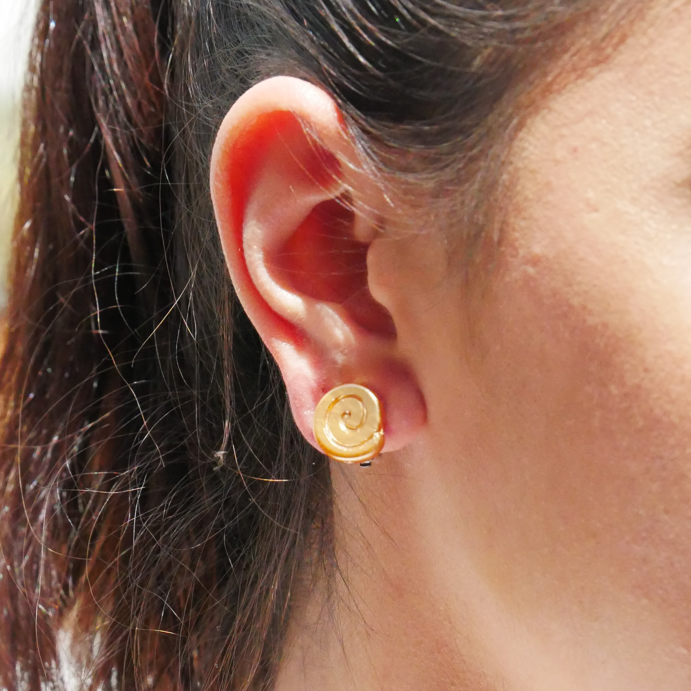  "Shell" Ohrclip kleine Glasschnecke sand