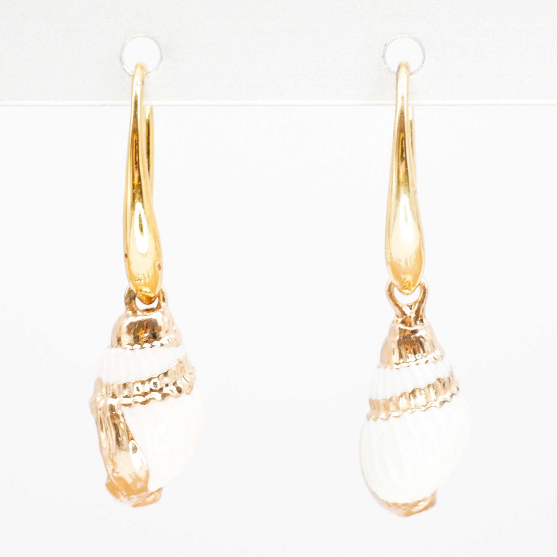 "Shell" Ohrring, kleine weiße Schnecke an goldenem Ohrhaken, goldfarben