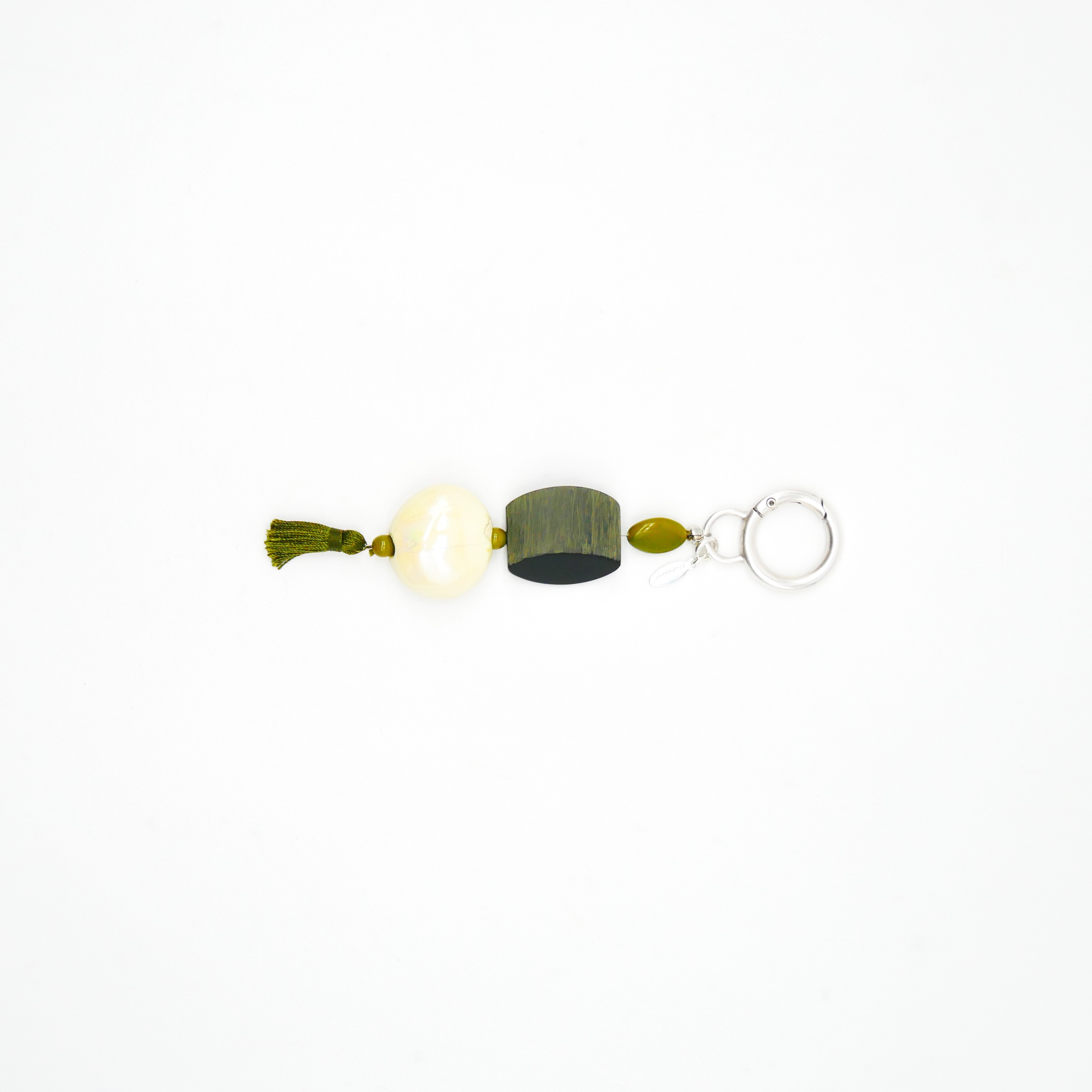 "Lucky Pendant" Anhänger, 1 Strang Hornperle, Keramikscheibe und Quaste 