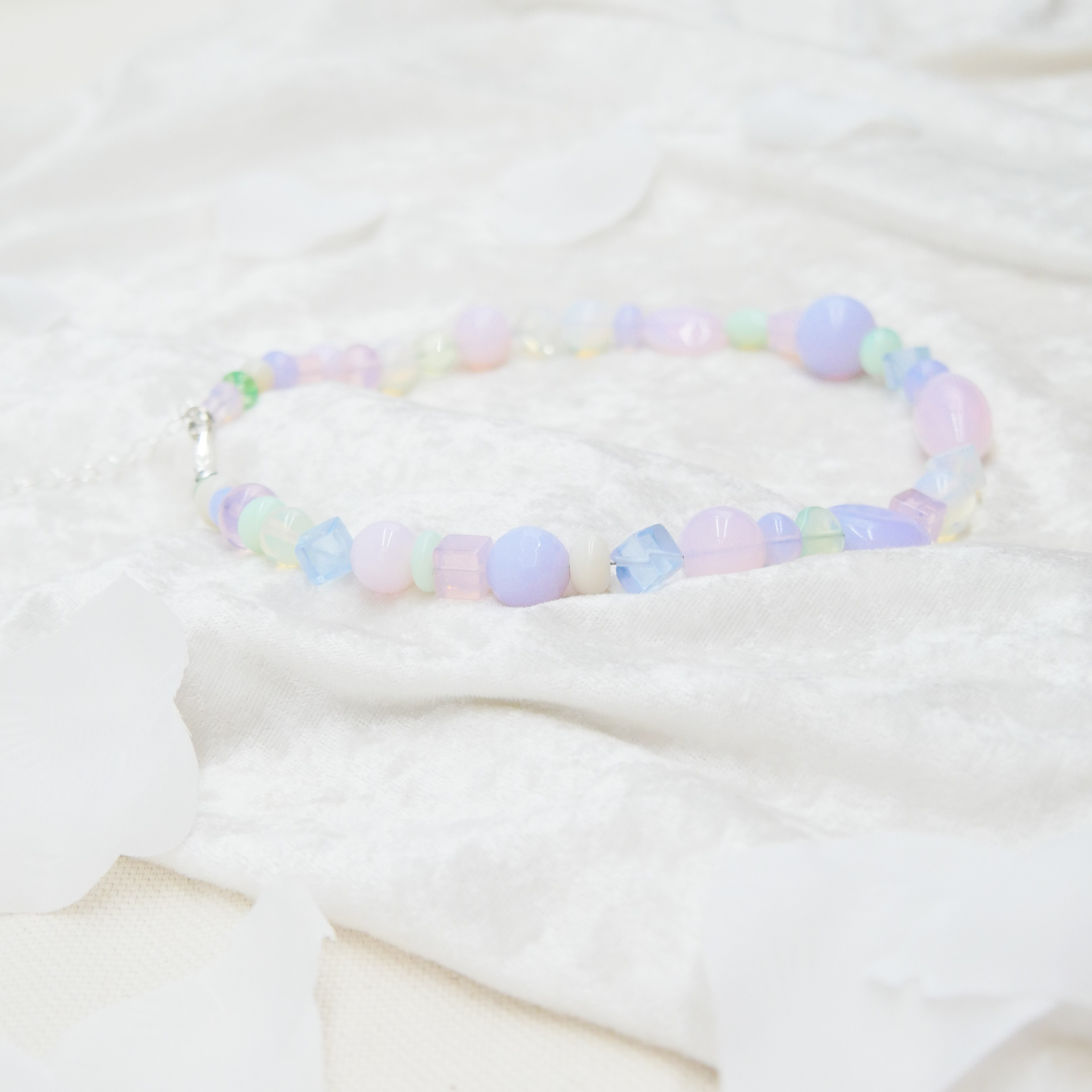 "Summer Feeling",  Kette aus verschiedenen Formen, Glas- und Resin Perlen, opal-pas