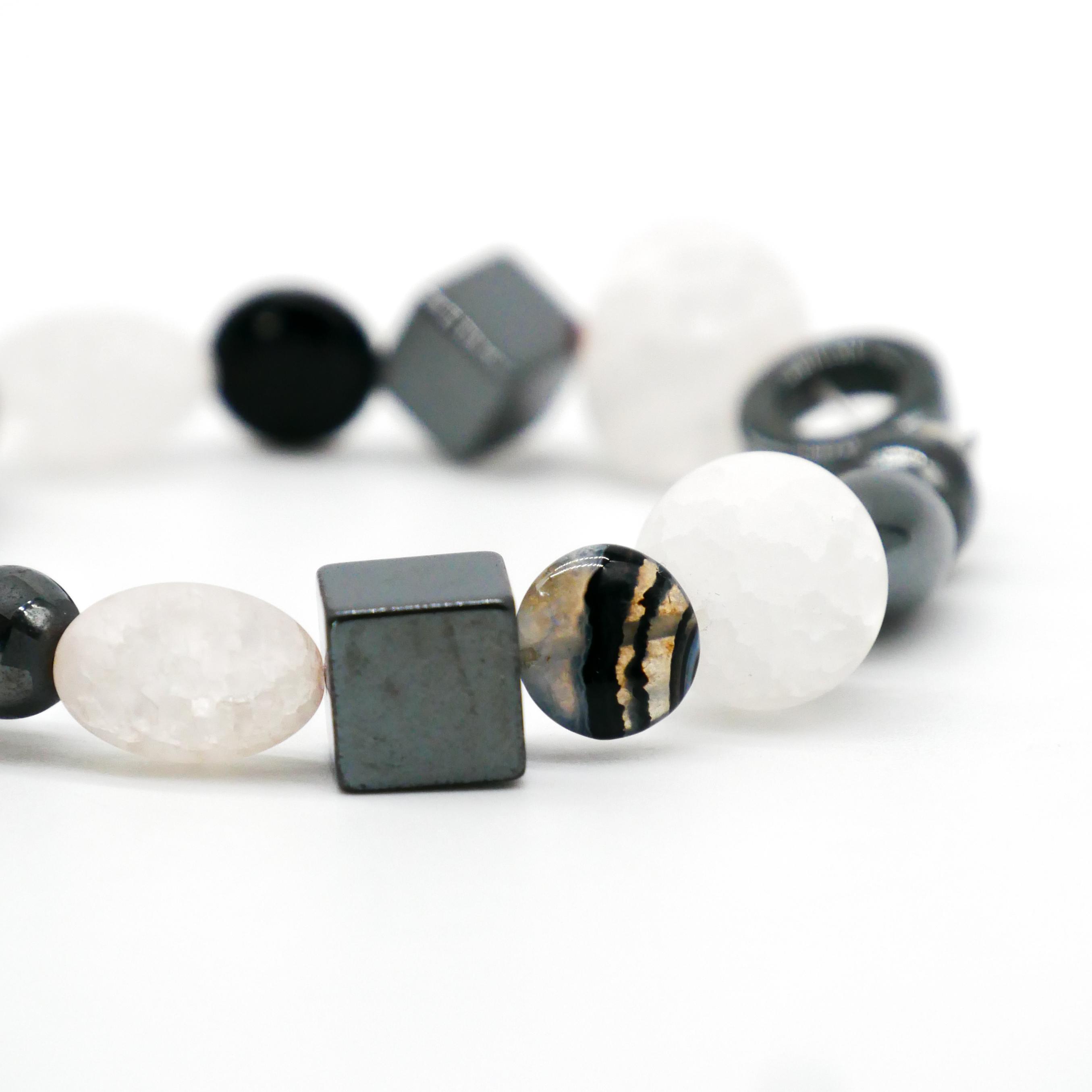 "Crystal Mountain", Armband auf Gummi, Hämatit und Bergkristall, verschiedene Formen