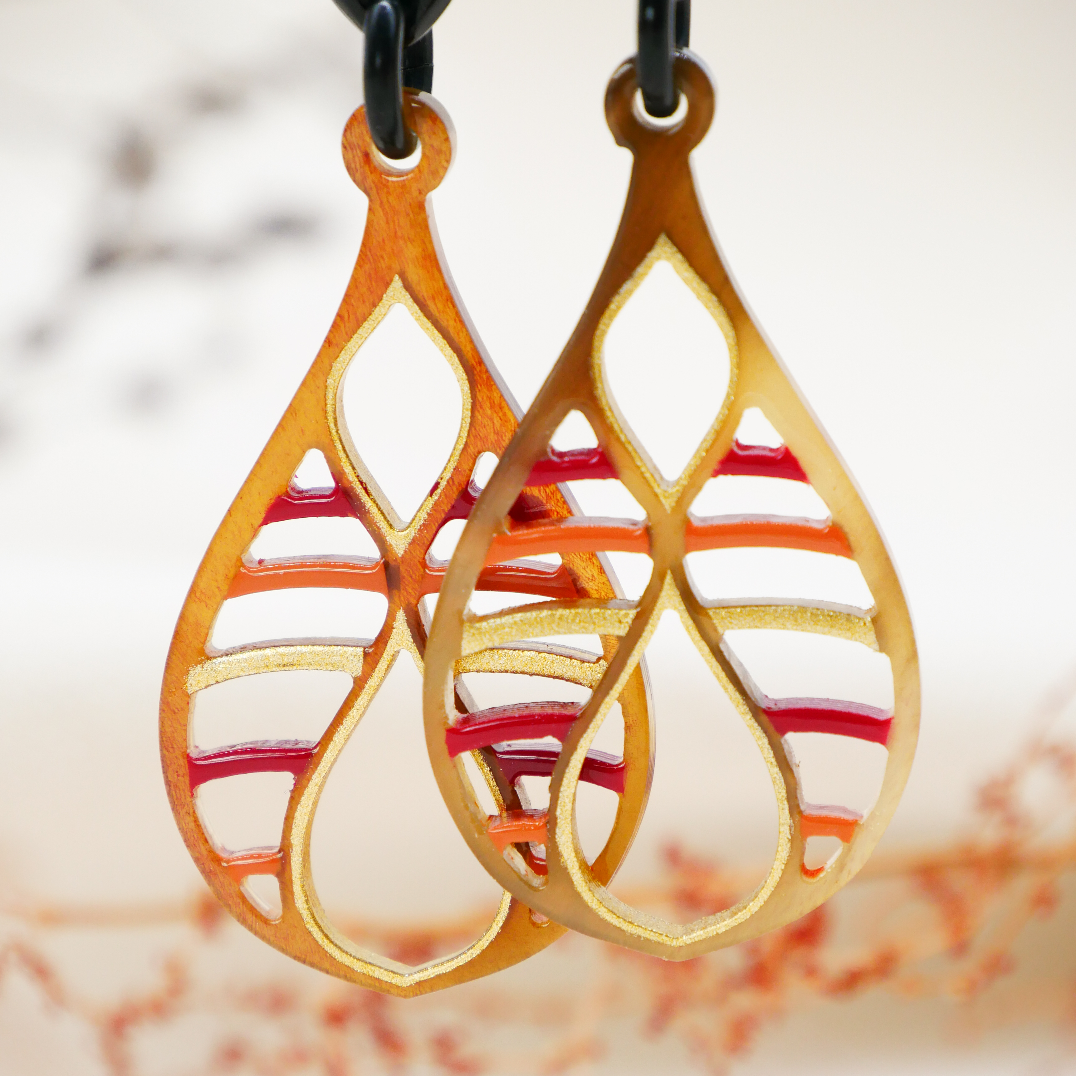 "Craft Art", Ohrring "Teardrop", braunes Horn, Lack peach "Craft Art", Ohrring "Teardrop", braunes Horn, Lack peach